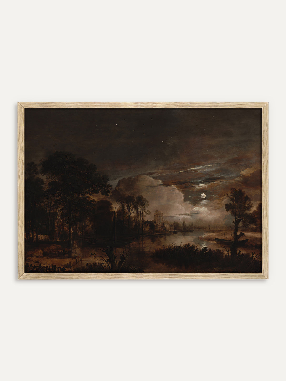 Kunstdruck, der einen Fluss bei Nacht zeigt, über dem der Vollmond zwischen Wolken steht und eine Burg, Segelboote und Schilf in warmes Licht taucht. Im Rahmen aus hellem Holz wirkt die moody Nachtlandschaft weicher. #Rahmen_Helles Holz