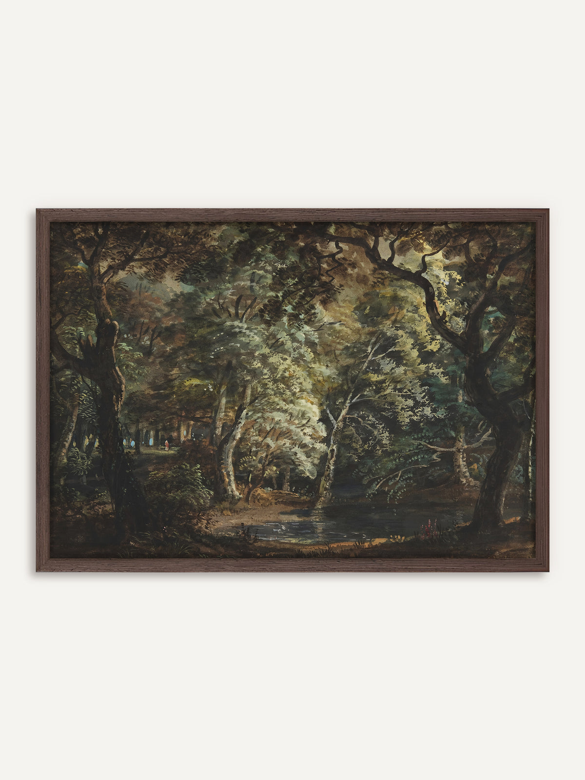 Poster, das einen dichten Wald mit knorrigen Eichen und hellen Birken zeigt, zwischen denen Licht auf einen stillen Teich fällt. Der Rahmen aus dunklem Holz verstärkt die moody Stimmung des tiefen Grüns. #Rahmen_Dunkles Holz