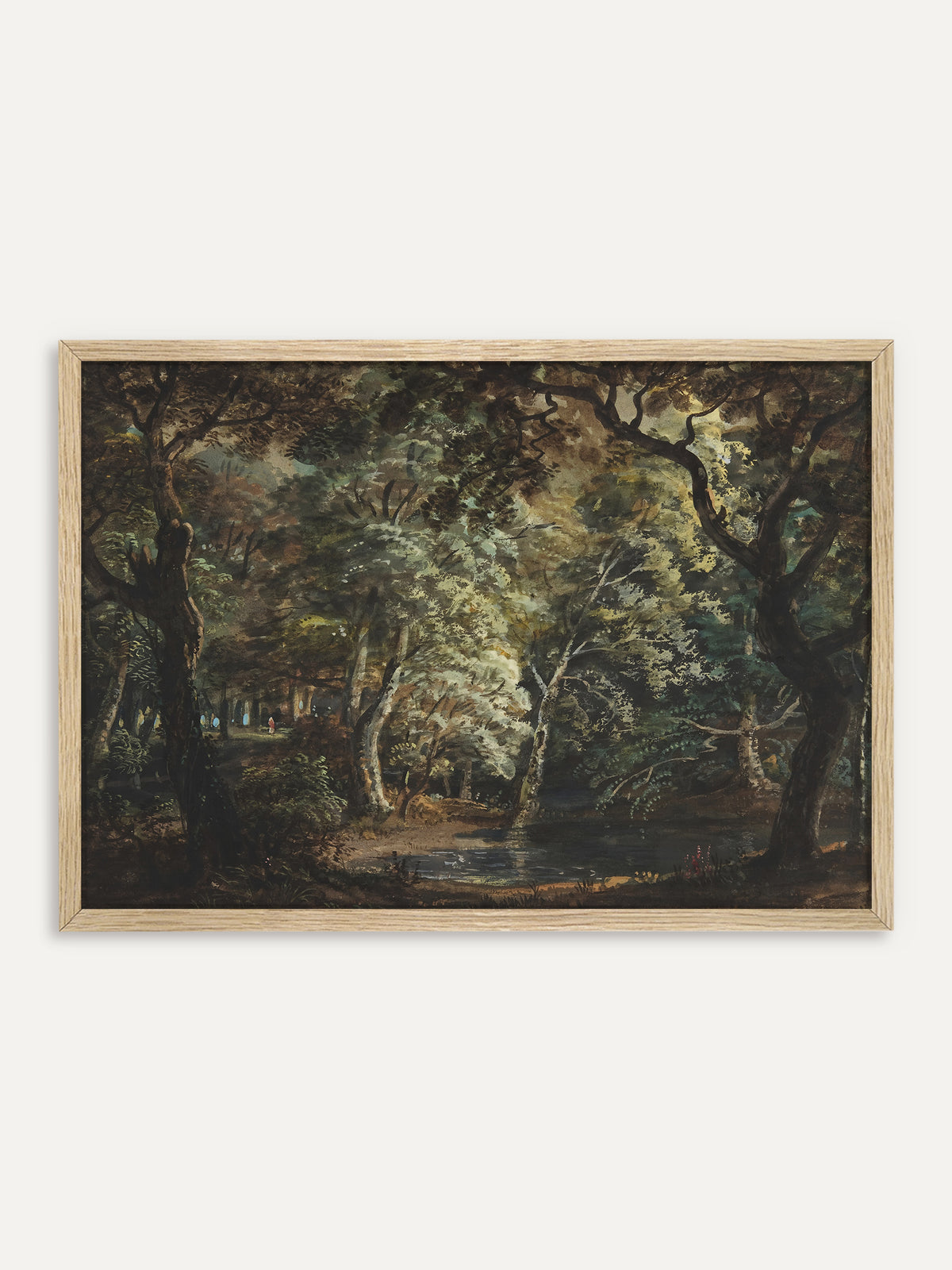 Kunstdruck, der einen dichten Wald mit knorrigen Eichen und hellen Birken zeigt, zwischen denen Licht auf einen stillen Teich fällt. Im Rahmen aus hellem Holz wirkt die Waldlandschaft frischer und passt gut zu Wabi-Sabi-Räumen. #Rahmen_Helles Holz