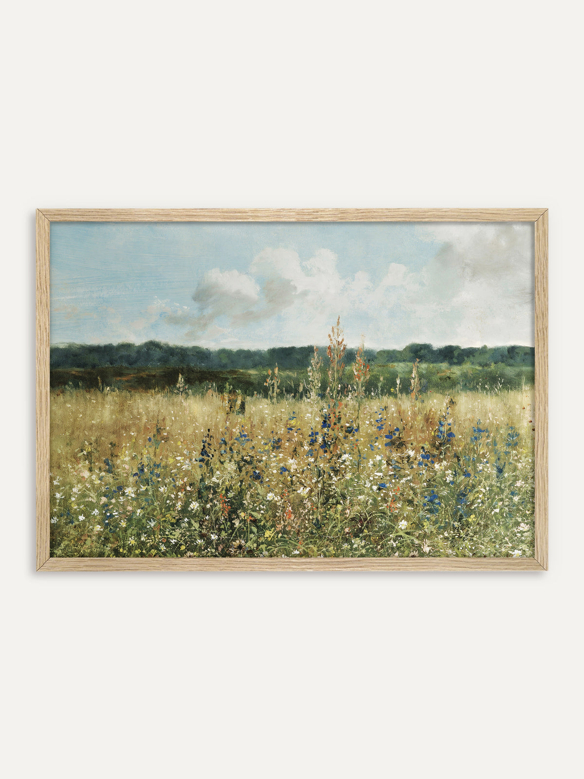 Kunstdruck, der eine Sommerwiese mit blauen, weißen und rostroten Wildblumen zwischen goldenen Halmen vor einem dunkelgrünen Waldrand unter Wolken zeigt. Im Rahmen aus hellem Holz wirkt das Cottagecore Motiv leicht und sommerlich. #Rahmen_Helles Holz