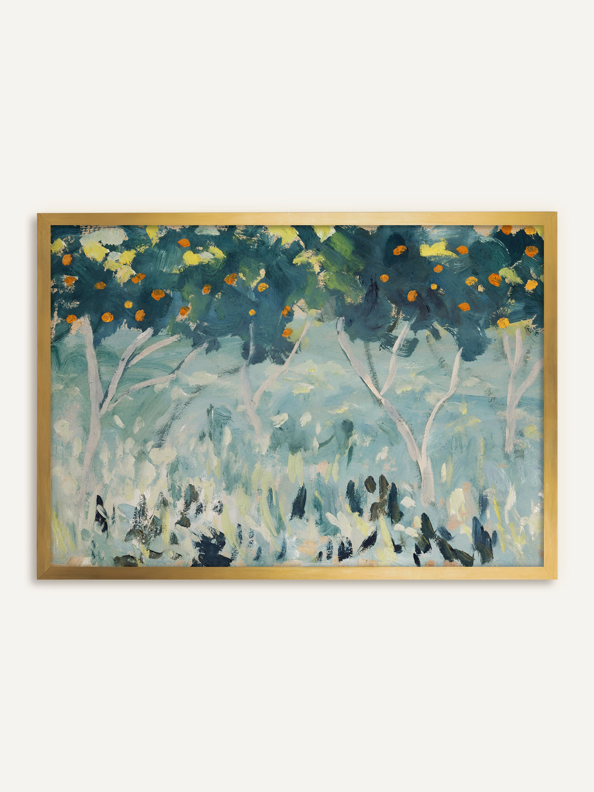 Wandbild, das Orangenbäume mit petrolfarbenen Kronen und leuchtend orangen Früchten über hellen, schlanken Stämmen und einem Boden in Hellblau, Mint und Creme zeigt. Im goldenen Rahmen greift das Bild das Orange der Früchte auf und wirkt wie ein antikes Gemälde. #Rahmen_Gold
