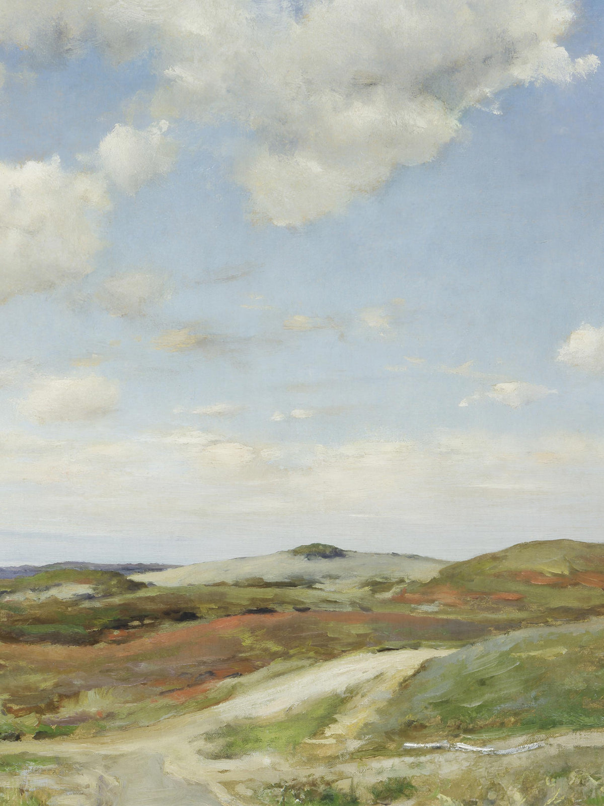 Detailansicht des Kunstdrucks mit weißen Wolken am hellblauen Himmel, sandigen Dünen mit grüner und rostroter Heide und einem hellen Weg im Vordergrund.