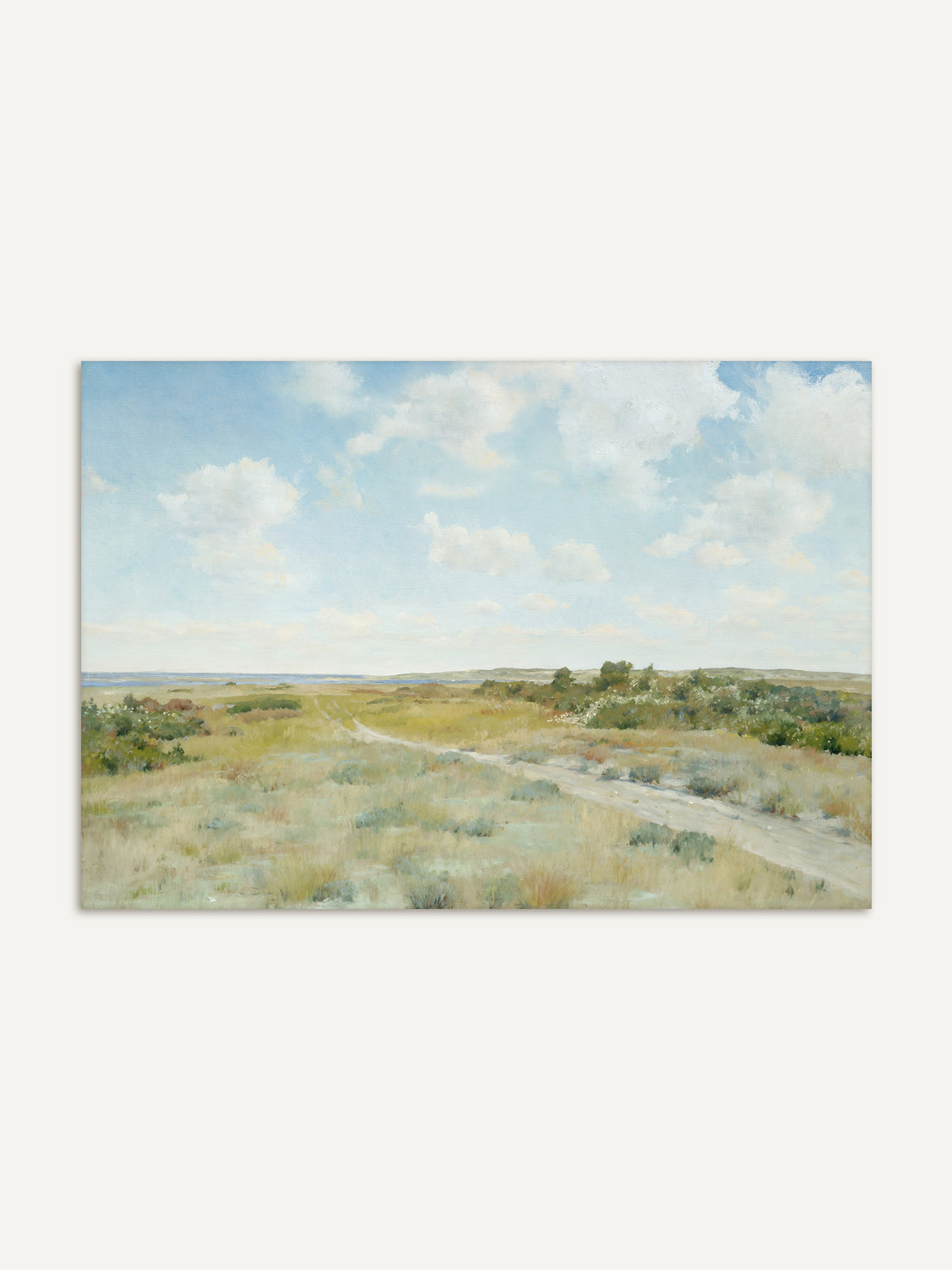 Kunstdruck einer weiten Heidelandschaft, durch die ein sandiger Weg zwischen salbeigrünem Gras, Ocker und blühenden Büschen zum blauen Wasser am Horizont führt, darüber weiße Wolken. Die Vintage Landschaft wirkt hell und ruhig. #Rahmen_Ohne Rahmen