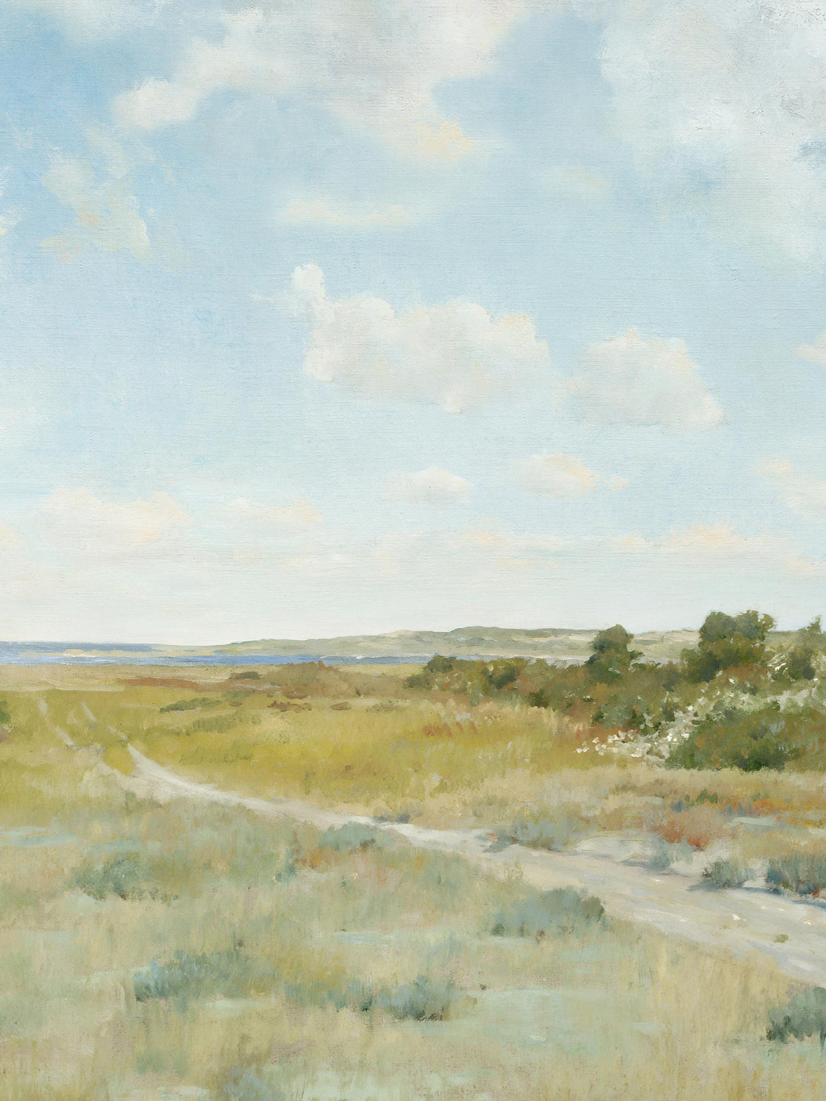 Detailansicht des Kunstdrucks mit lockeren weißen Wolken, einem sandigen Weg durch salbeigrünes und ockerfarbenes Gras, blühenden Büschen und blauem Wasser am Horizont.