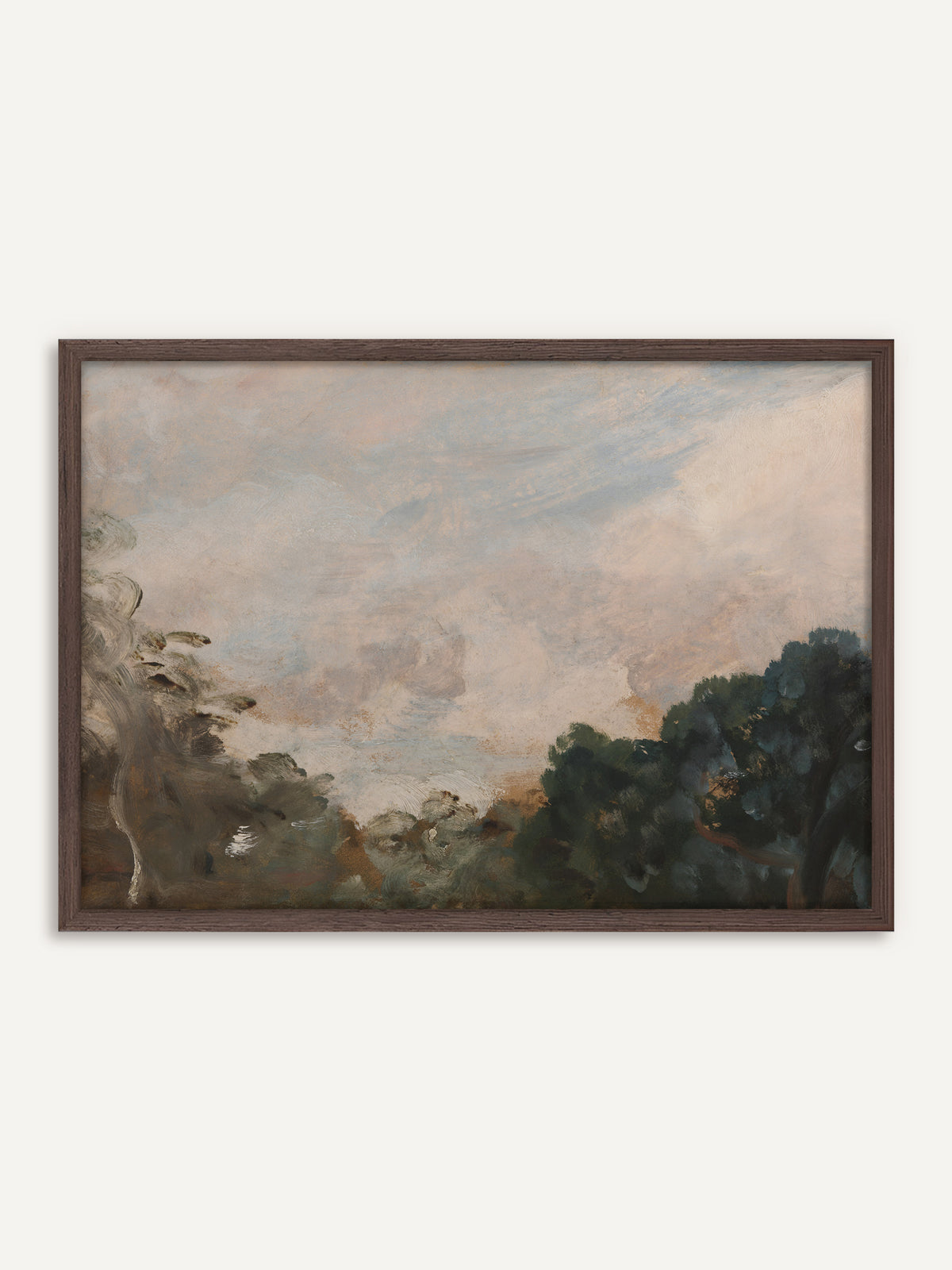 Poster, das einen weiten Himmel mit rosa und hellblauen Wolken über dunkelgrünen Baumkronen zeigt, links ein heller Baum, der sich im Wind biegt. Der Rahmen aus dunklem Holz nimmt das tiefe Grün der Bäume auf und gibt dem Vintage-Motiv Halt. #Rahmen_Dunkles Holz