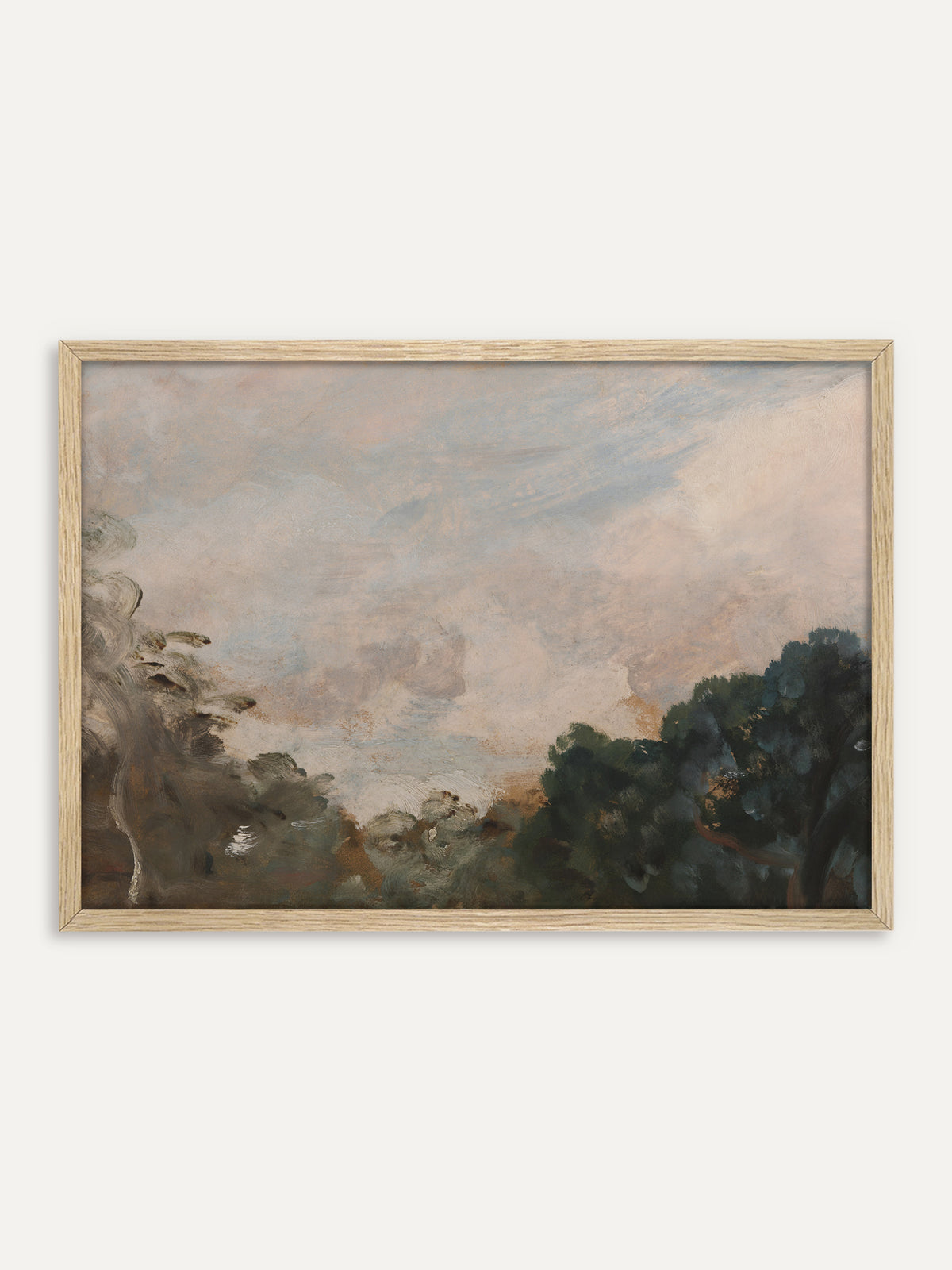 Kunstdruck, der einen weiten Himmel mit rosa und hellblauen Wolken über dunkelgrünen Baumkronen zeigt, links ein heller Baum, der sich im Wind biegt. Im Rahmen aus hellem Holz wirkt die Wolkenstudie leicht und passt zum Wabi-Sabi-Stil. #Rahmen_Helles Holz