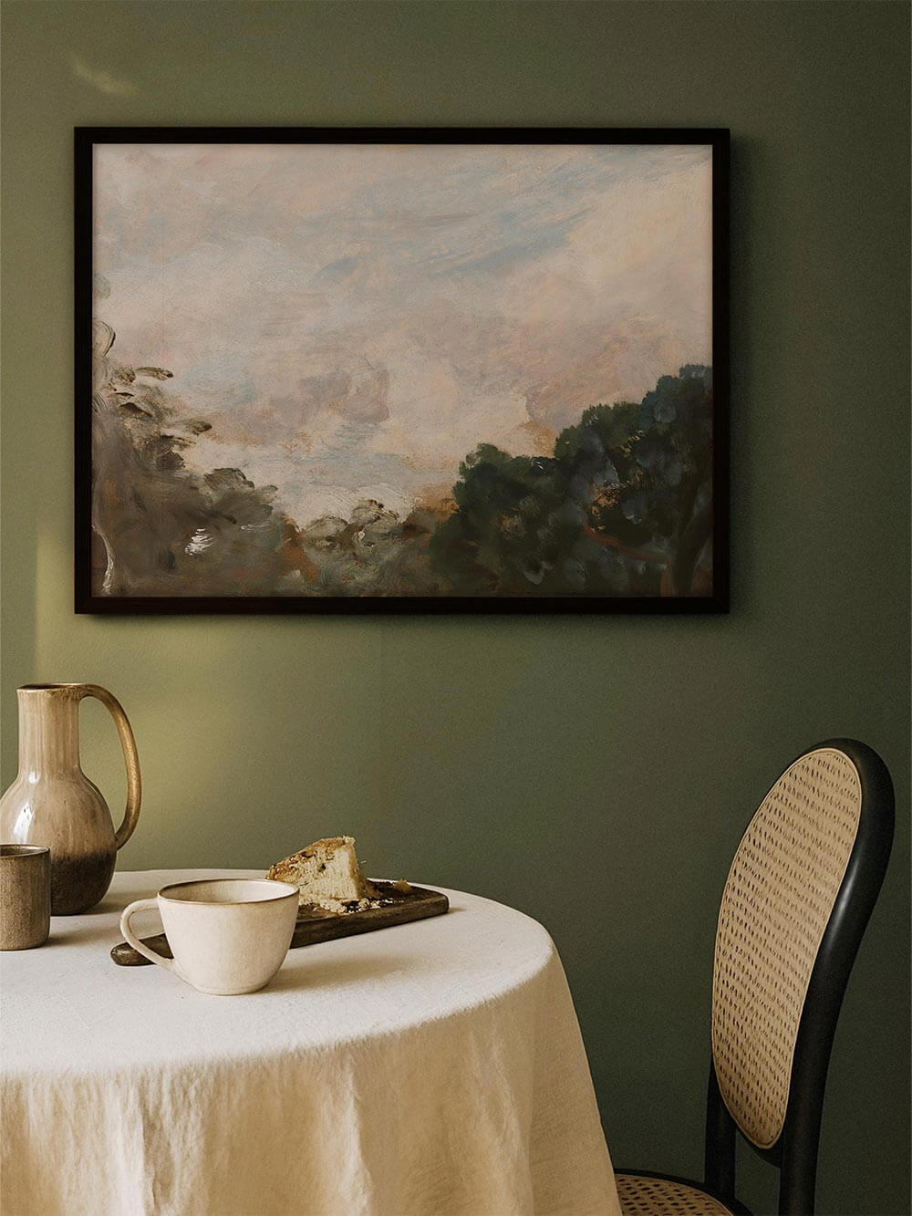 Breitformatiger Landschafts-Kunstdruck mit hellem Himmel über einer schlichten Esszimmer-Szene mit gedecktem Tisch. Das Wandbild ergänzt den Raum dezent und schafft eine harmonische Verbindung aus Kunst, Ruhe und natürlicher Eleganz.