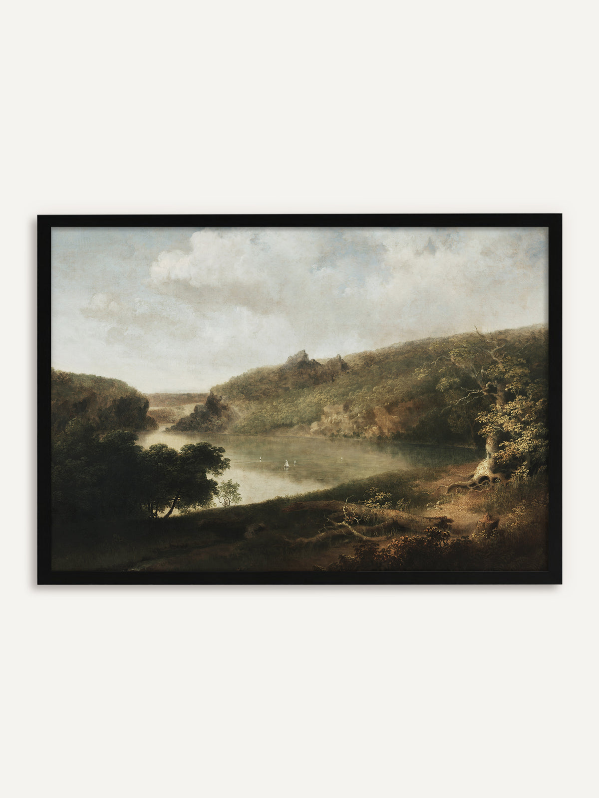 Gerahmtes Poster, das einen stillen See mit kleinen Segelbooten zwischen bewaldeten Hügeln und Felsspitzen zeigt, vorn ein knorriger Baum mit herbstlichem Laub unter grauweißen Wolken. Mit schwarzem Rahmen passt das Motiv zu einer Einrichtung im Dark-Academia-Stil. #Rahmen_Schwarz