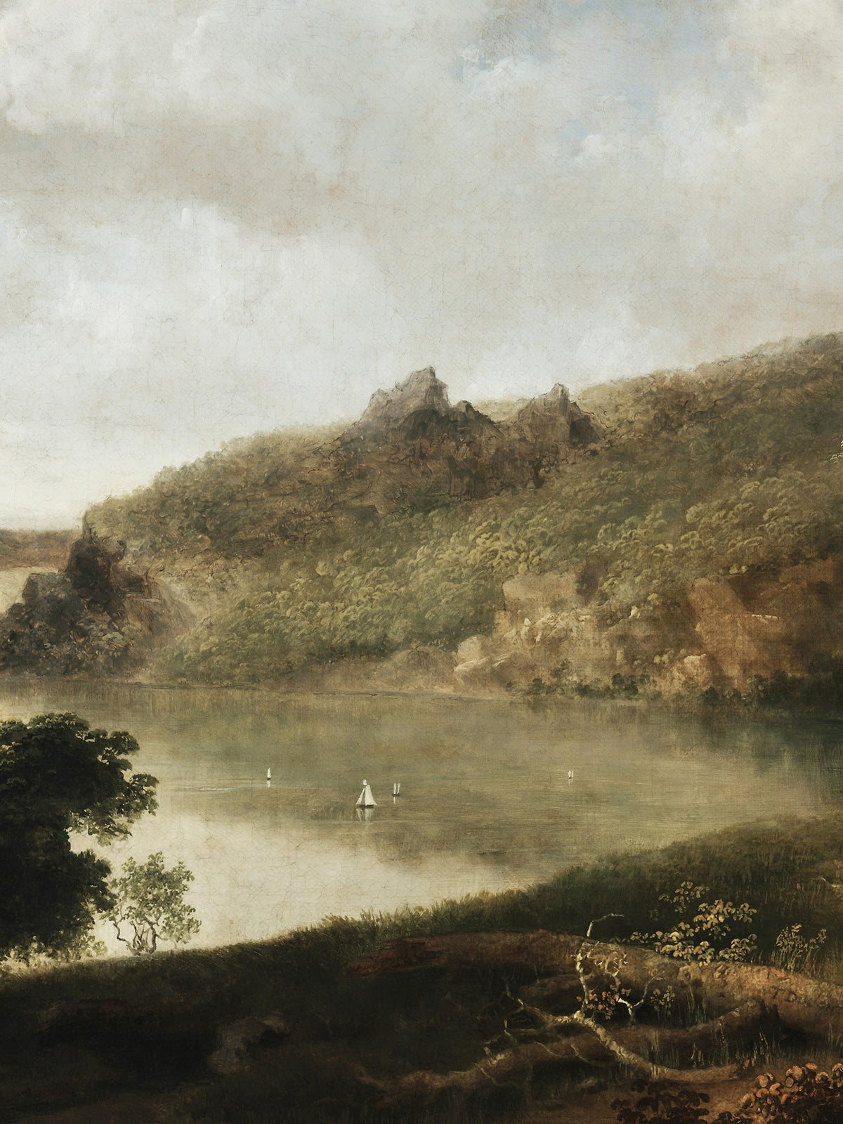 Detailansicht des Kunstdrucks mit stillem See, kleinen weißen Segelbooten, einem bewaldeten Hang mit Felsspitzen und grauweißen Wolken.