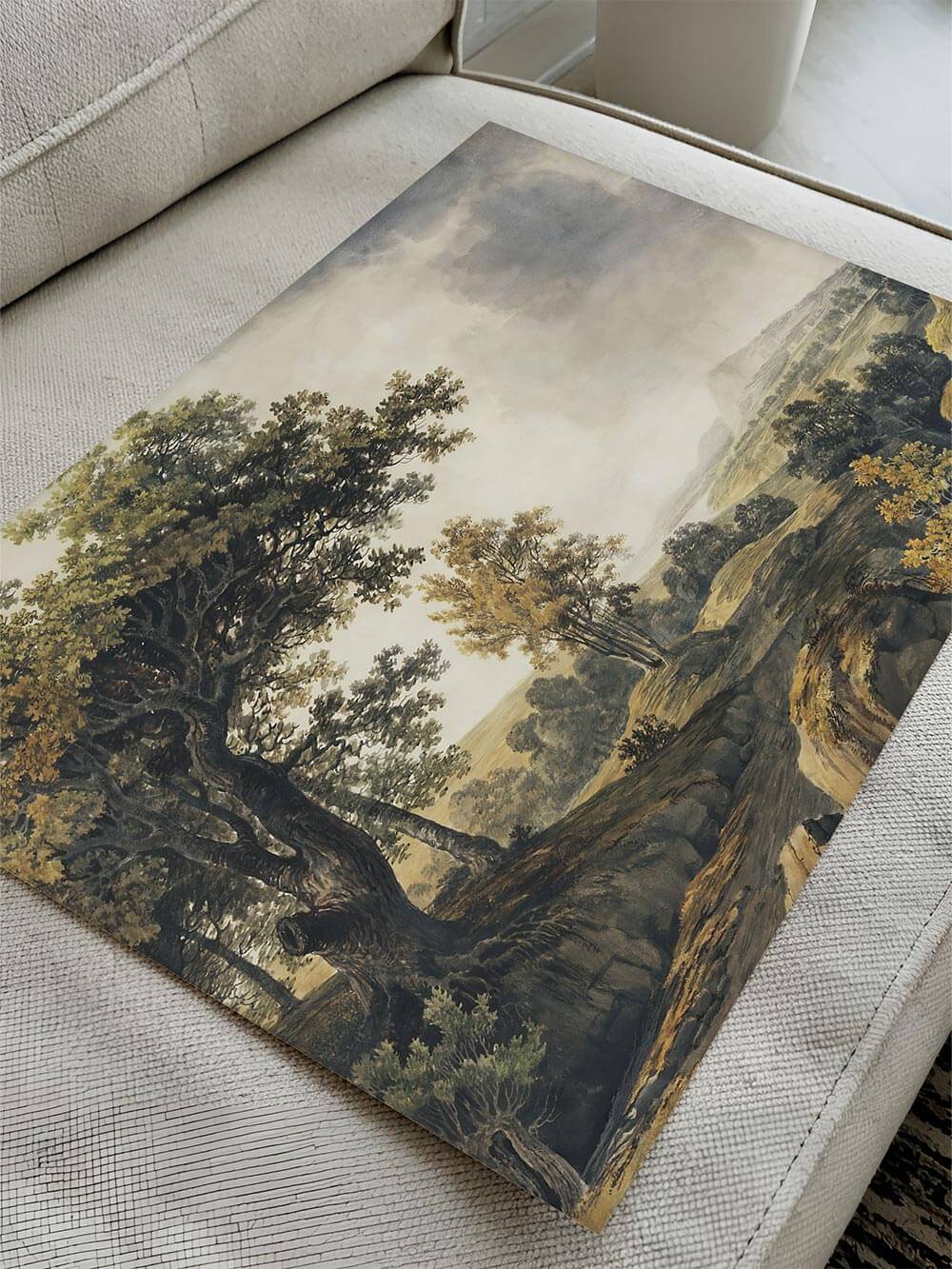 Detailaufnahme des Kunstdrucks mit kräftigen Pinselstrukturen und erdigen Grüntönen. Das Vintage Wandbild zeigt Baumkronen und Felsen mit stimmungsvoller Tiefe.