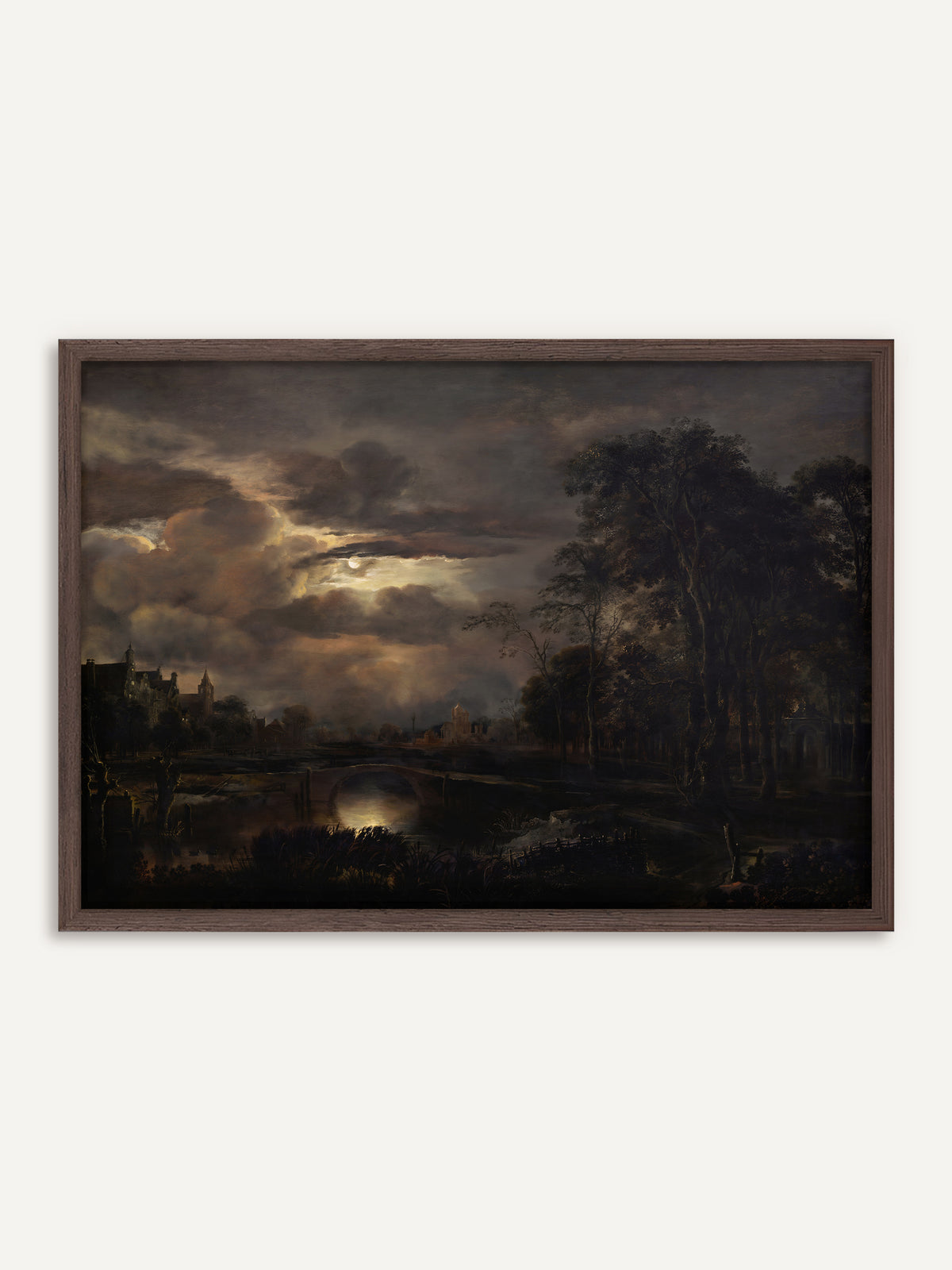 Poster, das eine nächtliche Flusslandschaft zeigt, in der der Mond durch dunkle Wolken bricht und sich unter einer Steinbrücke im Wasser spiegelt, links Giebelhäuser mit Kirchturm, rechts hohe Bäume. Der Rahmen aus dunklem Holz verstärkt die moody Nachtstimmung. #Rahmen_Dunkles Holz