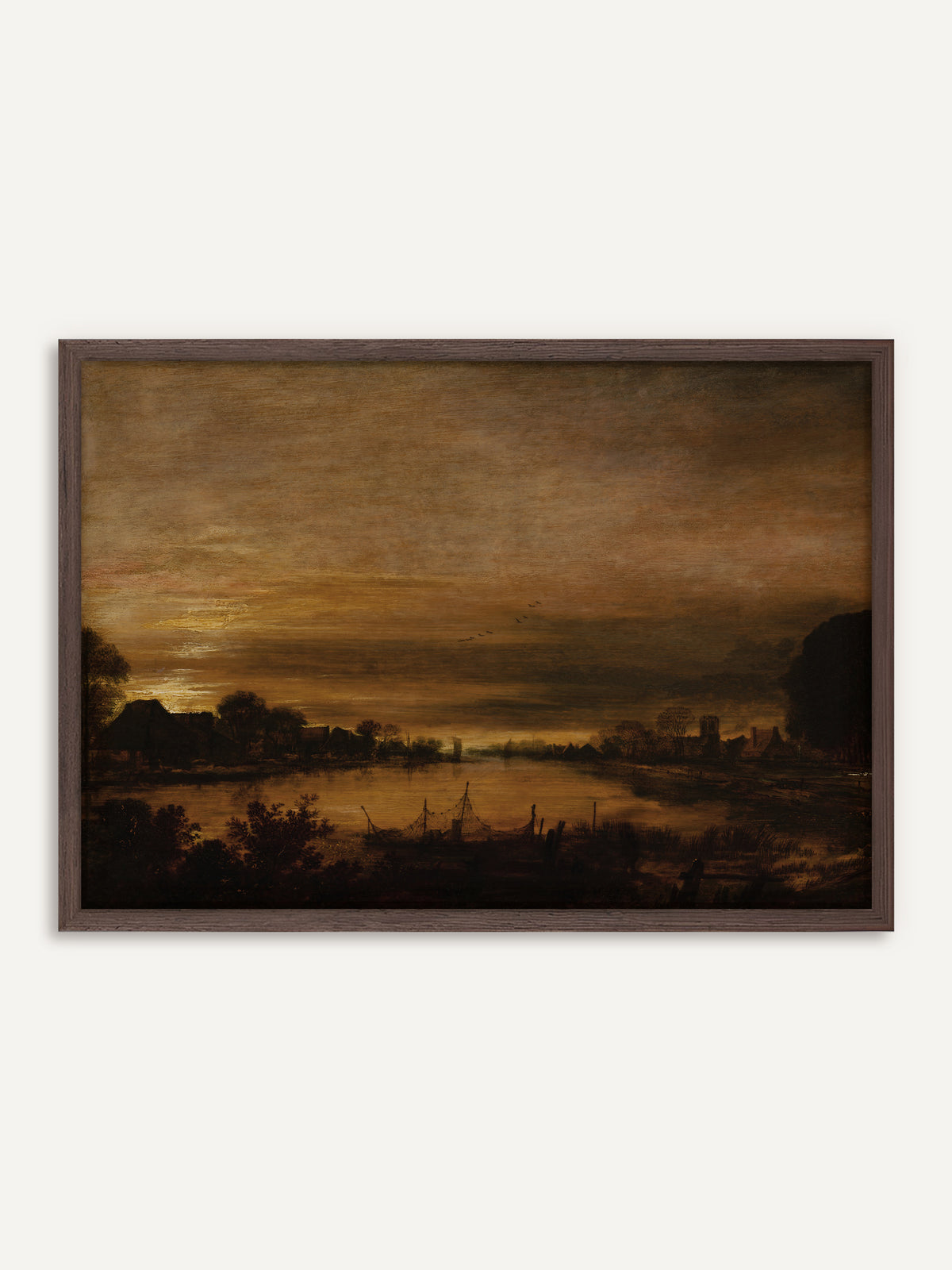 Poster, das einen stillen Fluss in der Abenddämmerung zeigt, mit dunklen Häusern und Bäumen am Ufer, Fischernetzen im Vordergrund und Vögeln am goldbraunen Himmel. Der Rahmen aus dunklem Holz unterstreicht die moody Stimmung der Dämmerung. #Rahmen_Dunkles Holz
