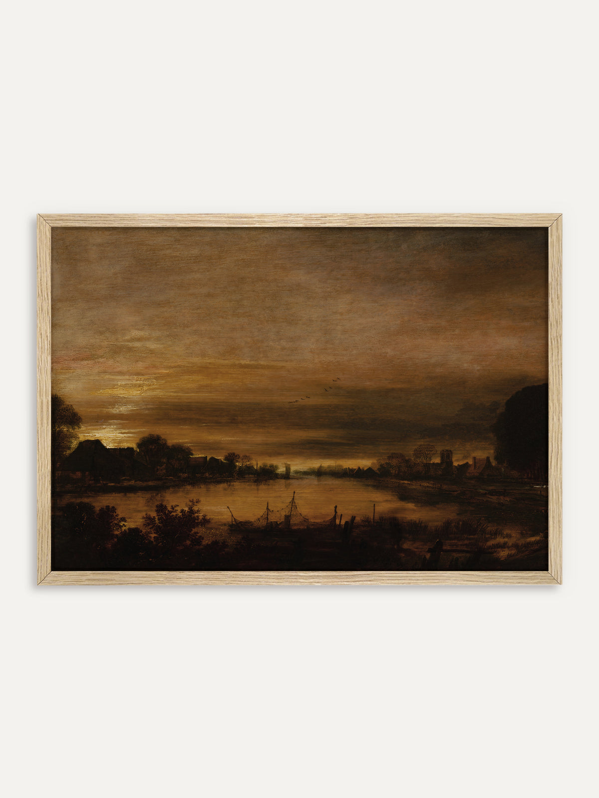 Kunstdruck, der einen stillen Fluss in der Abenddämmerung zeigt, mit dunklen Häusern und Bäumen am Ufer, Fischernetzen im Vordergrund und Vögeln am goldbraunen Himmel. Im Rahmen aus hellem Holz wirkt die dunkle Abendlandschaft wärmer und leichter. #Rahmen_Helles Holz