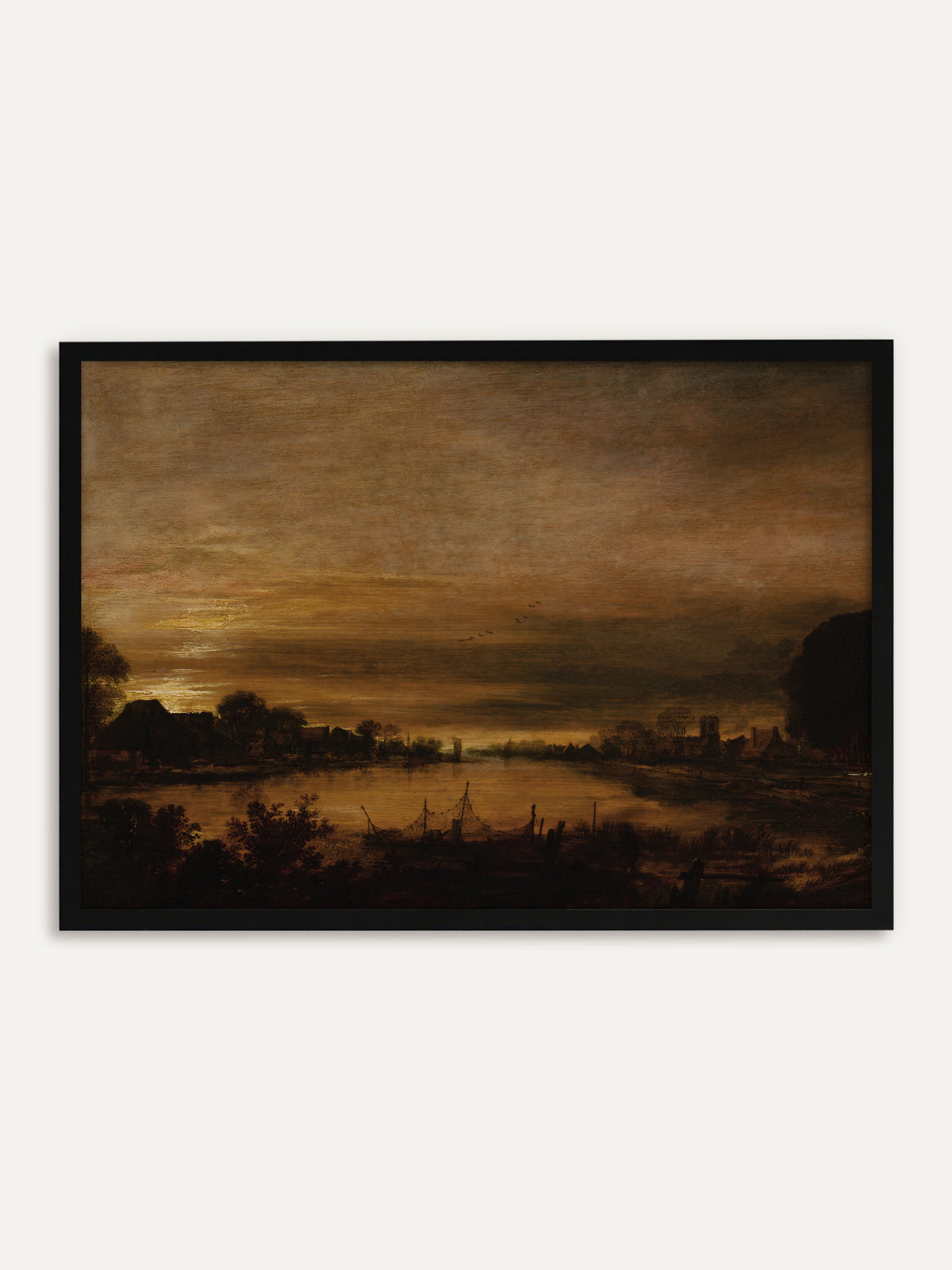 Gerahmtes Poster, das einen stillen Fluss in der Abenddämmerung zeigt, mit dunklen Häusern und Bäumen am Ufer, Fischernetzen im Vordergrund und Vögeln am goldbraunen Himmel. Mit schwarzem Rahmen wird die Vintage-Nachtlandschaft klar und elegant. #Rahmen_Schwarz