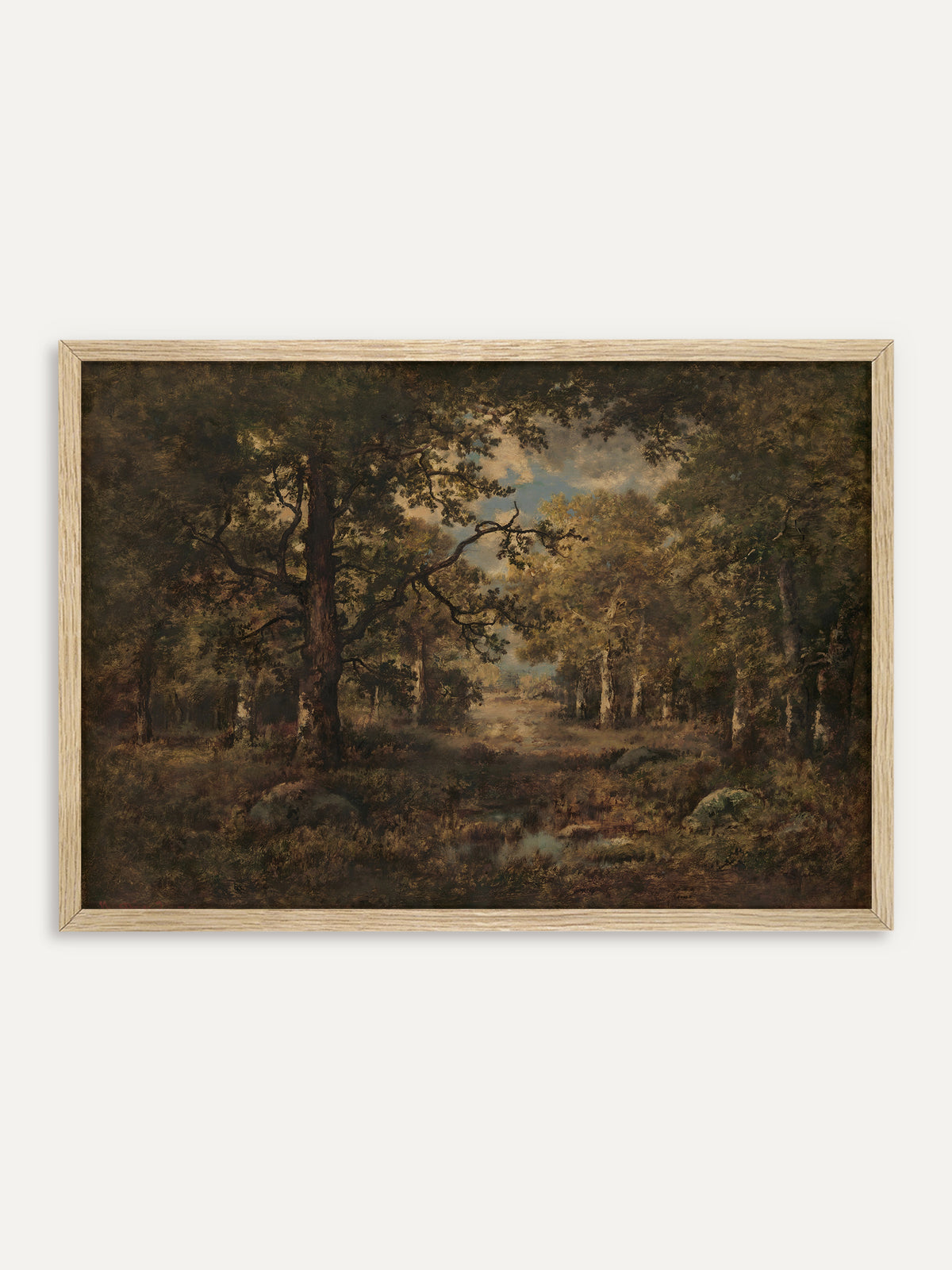 Kunstdruck, der einen dichten Eichenwald mit einer mächtigen alten Eiche, einem hellen Weg zur Lichtung und einem kleinen Tümpel zwischen moosigen Steinen zeigt. Im Rahmen aus hellem Holz wirkt die Vintage Landschaft warm und natürlich. #Rahmen_Helles Holz