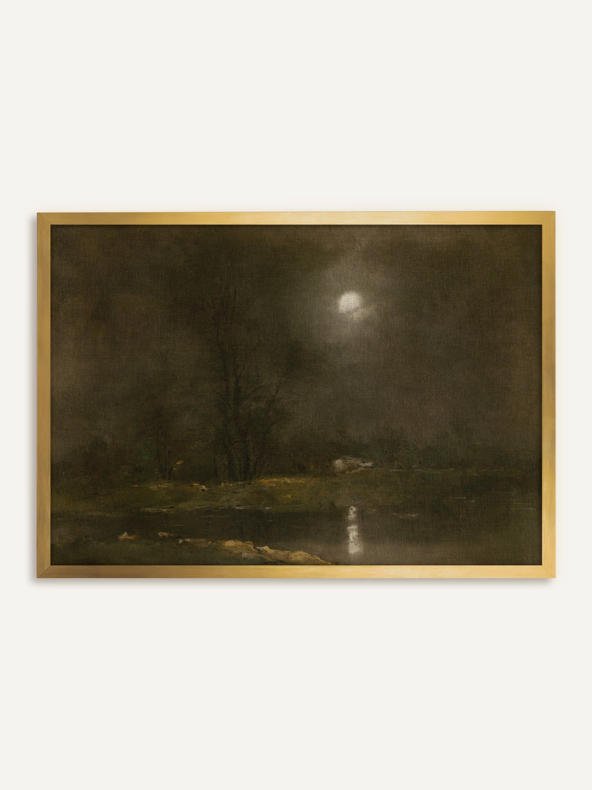 Wandbild, das eine nächtliche Seelandschaft in dunklen Oliv- und Brauntönen zeigt, mit Vollmond über kahlen Bäumen und seinem Spiegelbild im Wasser. Im goldenen Rahmen nimmt das Bild den warmen Schein des Mondes auf und wirkt wie ein antikes Ölgemälde. #Rahmen_Gold