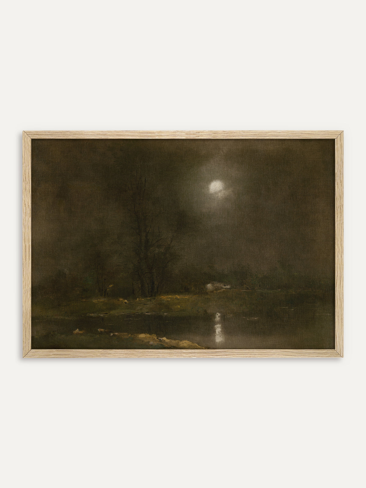 Kunstdruck, der eine nächtliche Seelandschaft in dunklen Oliv- und Brauntönen zeigt, mit Vollmond über kahlen Bäumen und seinem Spiegelbild im Wasser. Im Rahmen aus hellem Holz wirkt die dunkle Nachtszene weicher und passt zu einer ruhigen Wabi-Sabi-Einrichtung. #Rahmen_Helles Holz