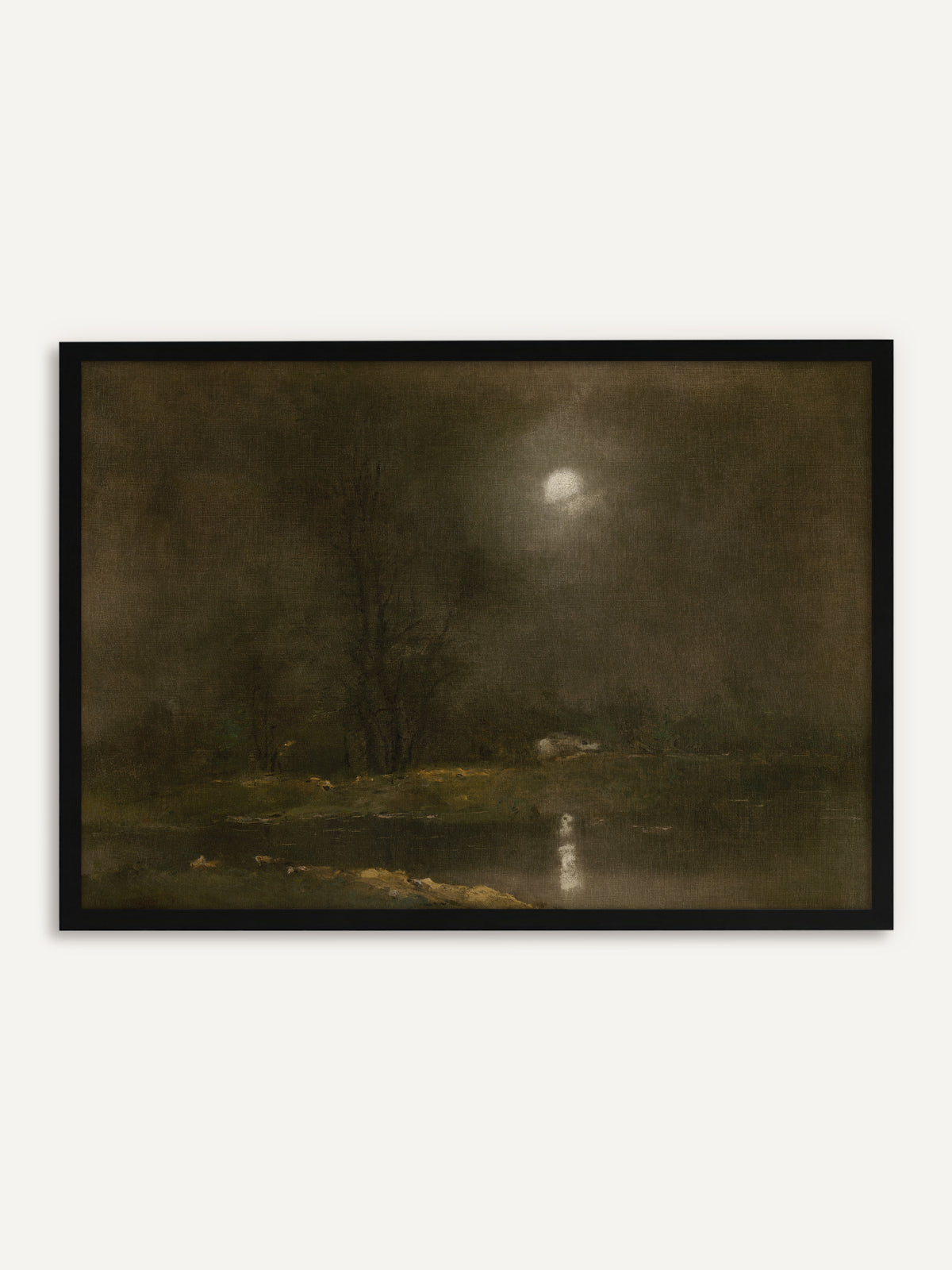 Gerahmtes Poster, das eine nächtliche Seelandschaft in dunklen Oliv- und Brauntönen zeigt, mit Vollmond über kahlen Bäumen und seinem Spiegelbild im Wasser. Mit schwarzem Rahmen bekommt die Vintage-Landschaft klare Kanten und wirkt ruhig und modern. #Rahmen_Schwarz