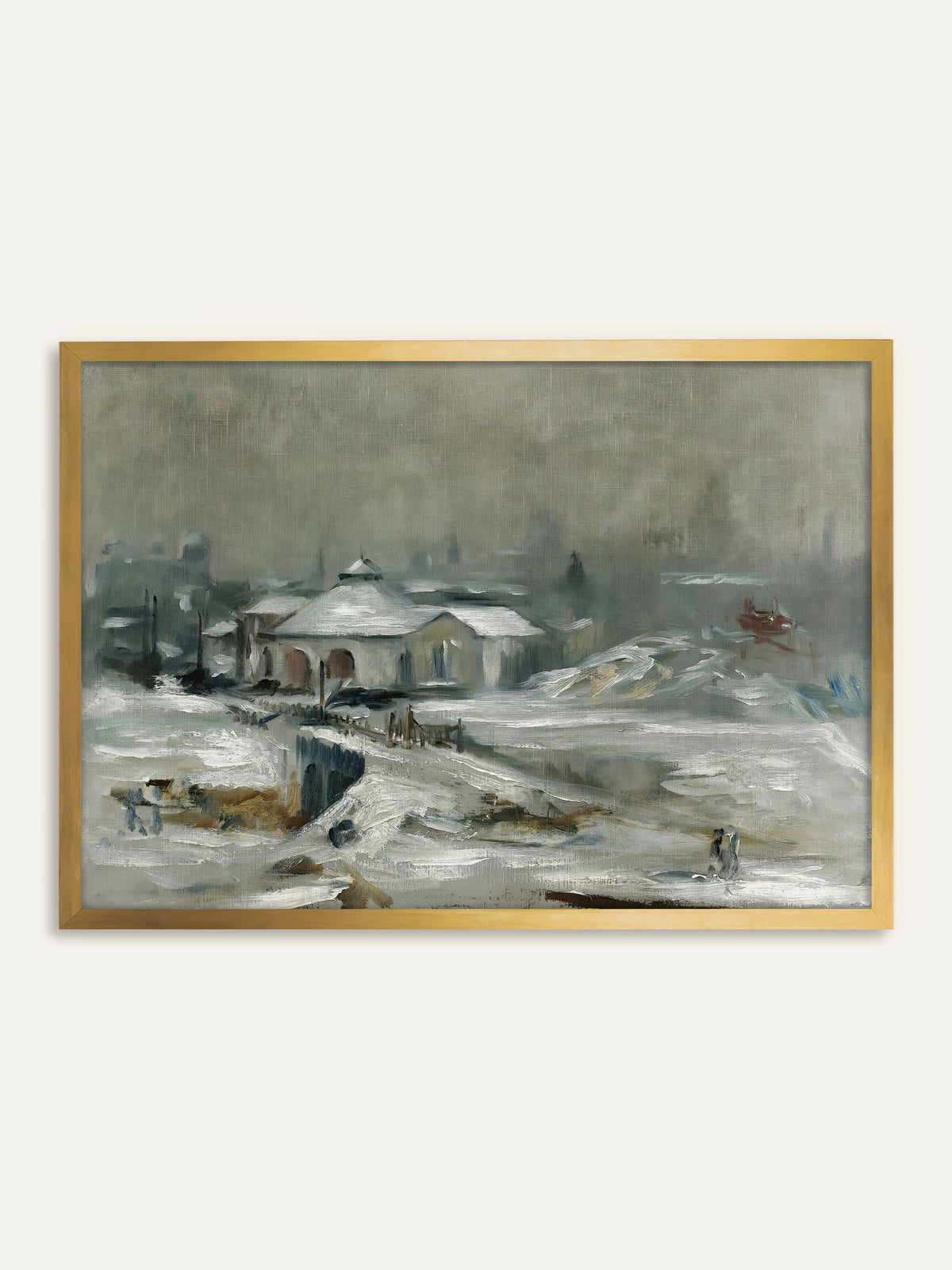 Wandbild, das eine verschneite Stadtlandschaft im Nebel zeigt, mit einem flachen Gebäude mit Bogenfenstern, einem Holzzaun und kleinen Figuren im Schnee. Im goldenen Rahmen greifen die Ockertöne im Schnee den Glanz auf, und das Bild wirkt wie ein antikes Gemälde. #Rahmen_Gold