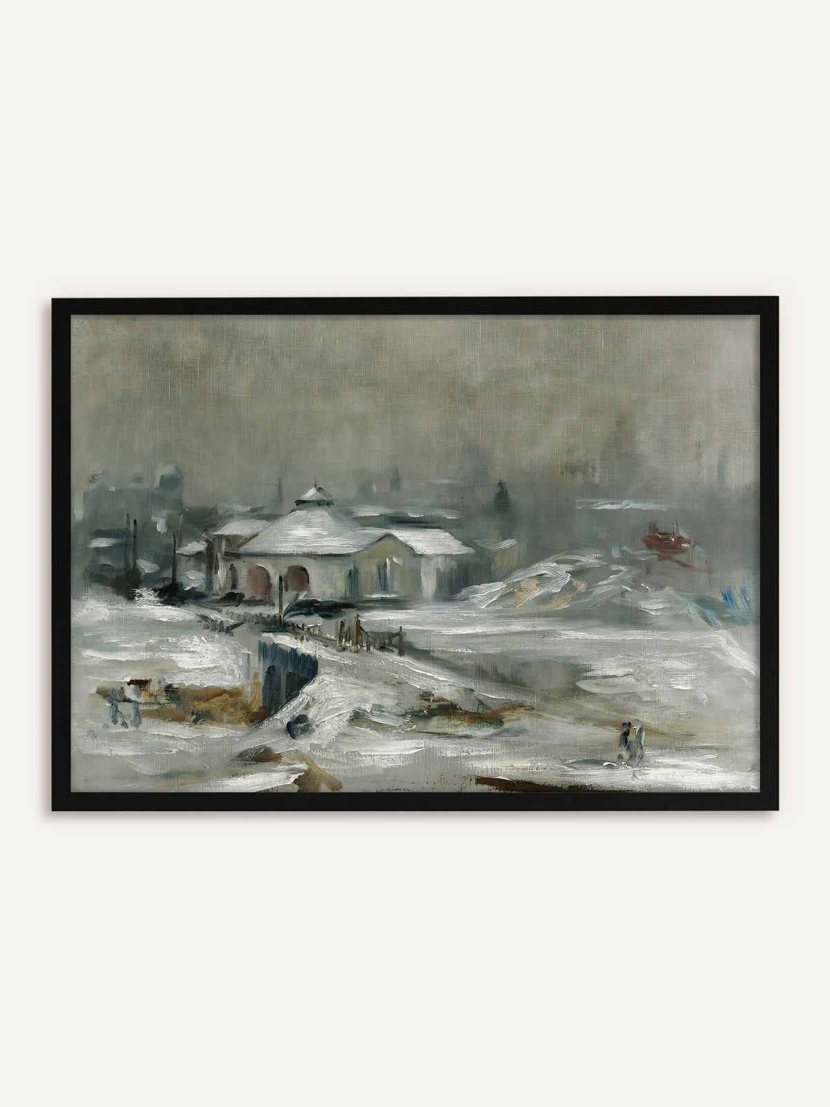 Gerahmtes Poster, das eine verschneite Stadtlandschaft im Nebel zeigt, mit einem flachen Gebäude mit Bogenfenstern, einem Holzzaun und kleinen Figuren im Schnee. Mit schwarzem Rahmen wird die Vintage-Winterlandschaft klar gefasst und wirkt grafisch und ruhig. #Rahmen_Schwarz