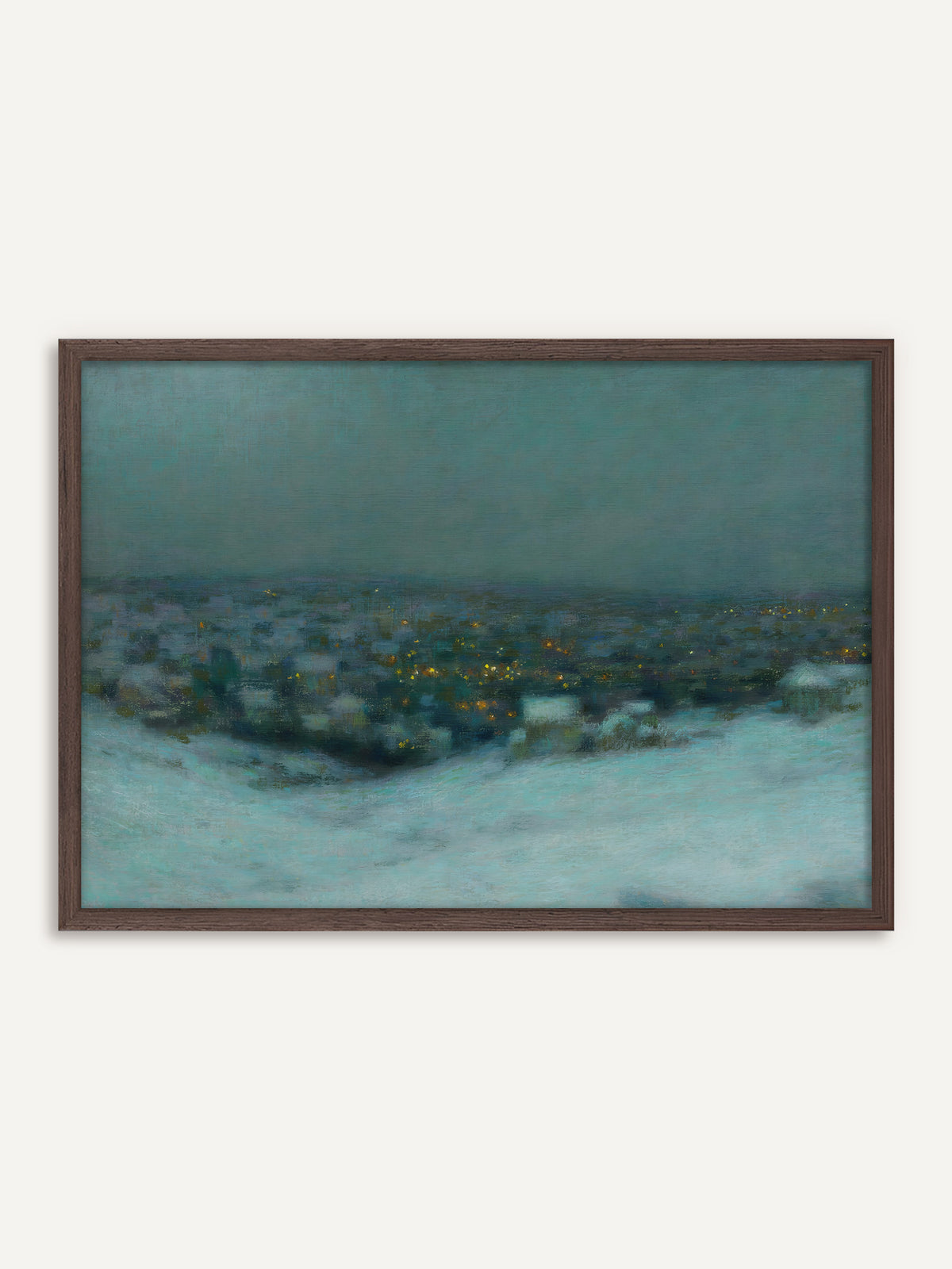 Poster, das von einer verschneiten Anhöhe in der Dämmerung auf eine Stadt mit vielen warmen Lichtern blickt, in kühlen Blau- und Türkistönen. Der Rahmen aus dunklem Holz unterstreicht den moody Charakter des Winterabends. #Rahmen_Dunkles Holz