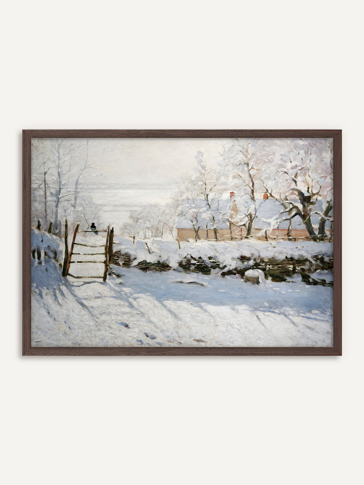 Poster, das eine sonnige Schneelandschaft mit einer Elster auf einem Holztor zeigt, dahinter ein Bauernhaus, verschneite Bäume und blaue Schatten im Schnee. Der Rahmen aus dunklem Holz greift das Holz von Tor und Zaun auf und gibt der impressionistischen Szene Halt. #Rahmen_Dunkles Holz