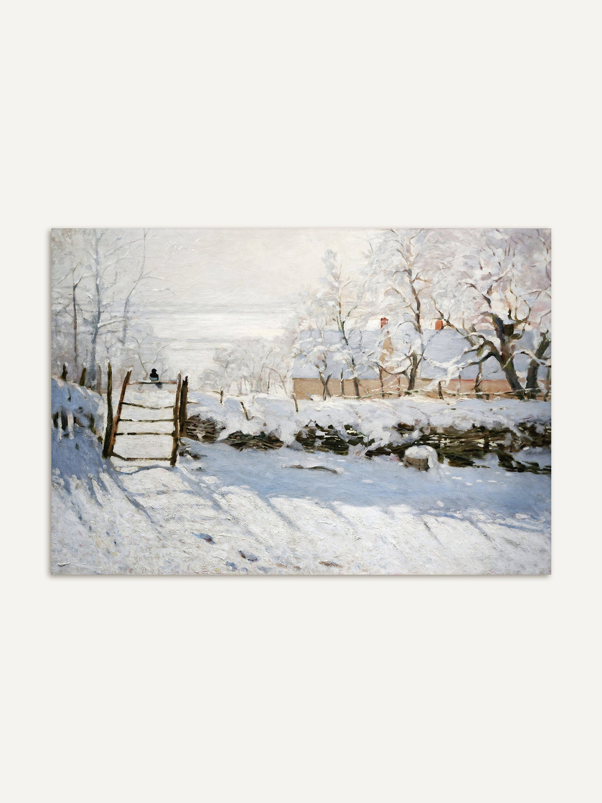 Winterlicher Kunstdruck mit verschneiter Landschaft, einer Elster auf einem Holztor und bereiften Bäumen, feine Lichtstimmung in Weiß und zarten Blautönen. Das Vintage Wandbild bringt die stille Ruhe eines Wintermorgens in den Raum. #Rahmen_Ohne Rahmen