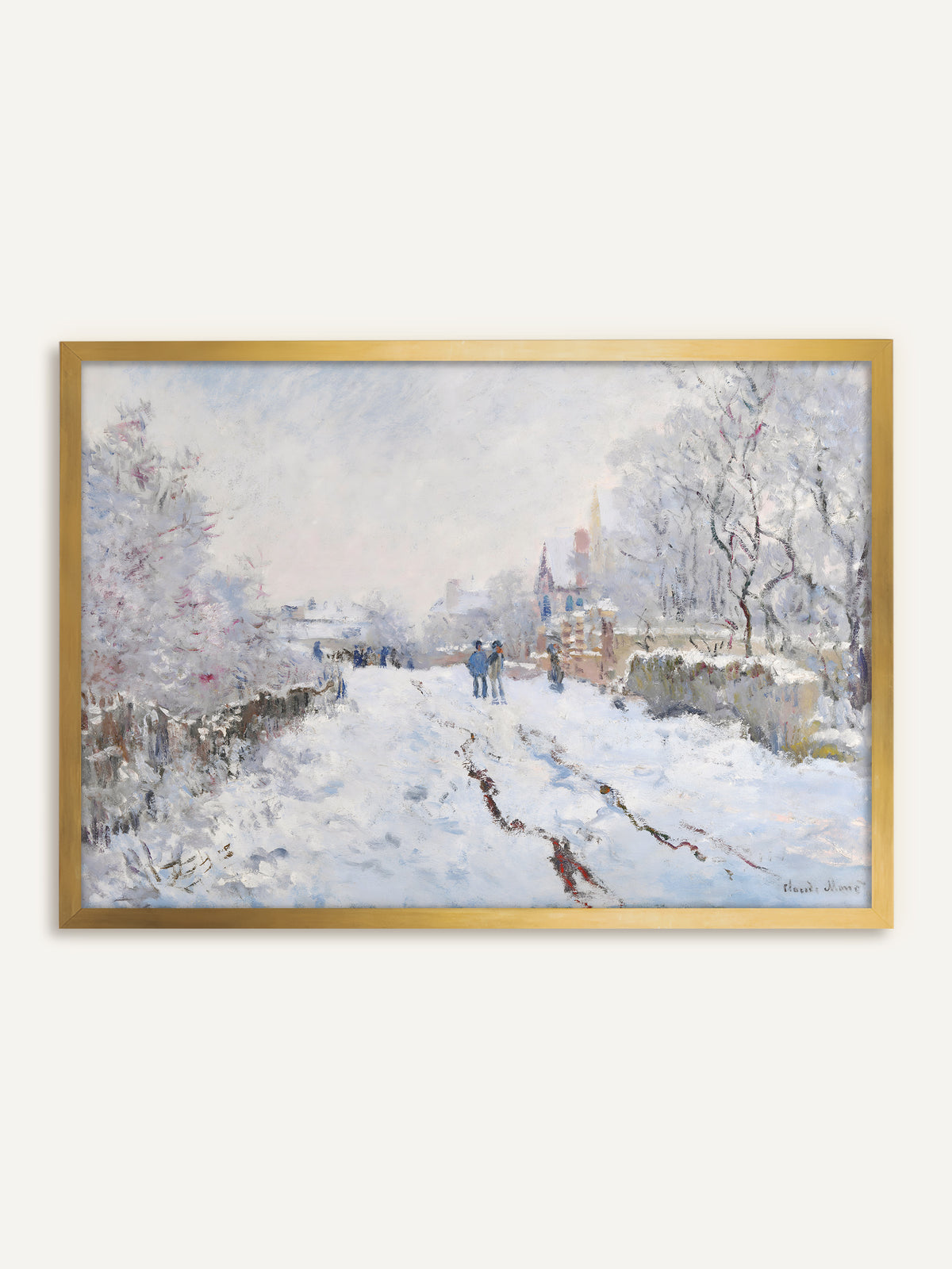 Wandbild, das eine verschneite Dorfstraße mit Wagenspuren und Spaziergängern zeigt, gesäumt von bereiften Bäumen, Häusern und einem Kirchturm in zarten Blau- und Rosatönen. Im goldenen Rahmen greift das Bild die warmen Rosatöne des Himmels auf und wirkt wie ein antikes Gemälde. #Rahmen_Gold