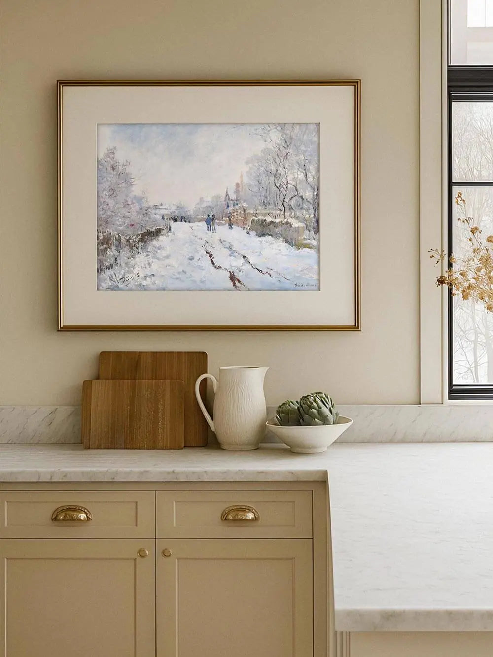 Der impressionistische Winter Kunstdruck mit verschneiter Landschaft hängt in der Küche über einer hellen Marmorarbeitsfläche, die Szene fügt sich harmonisch ein.