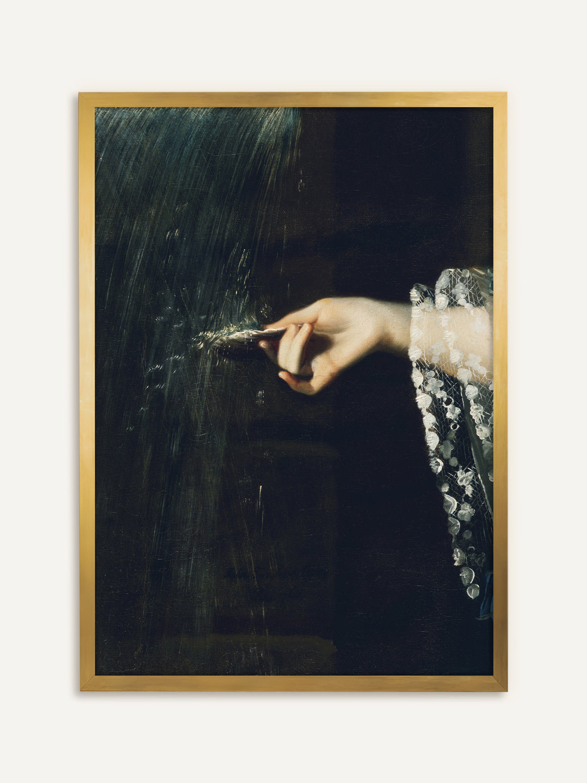 Kunstdruck mit einer zarten Frauenhand, die vor nachtblauem Grund eine Muschel unter einen feinen Wasserstrahl hält, am Handgelenk weiße Spitze. Der goldene Rahmen lässt das viktorianische Detail wie ein kostbares Fundstück erscheinen. #Rahmen_Gold