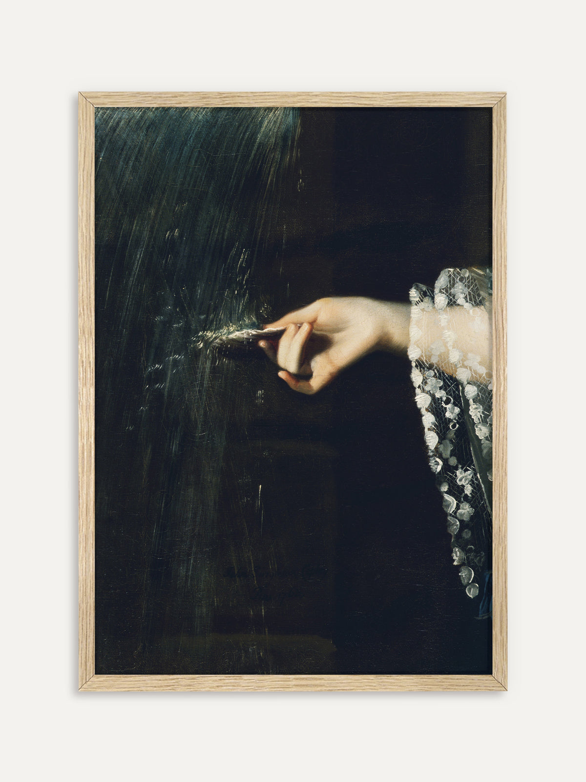 Wandbild mit einer zarten Frauenhand, die vor nachtblauem Grund eine Muschel unter einen feinen Wasserstrahl hält, am Handgelenk weiße Spitze. Im Rahmen aus hellem Holz wirkt das Dark-Academia-Motiv ruhiger und leichter. #Rahmen_Helles Holz