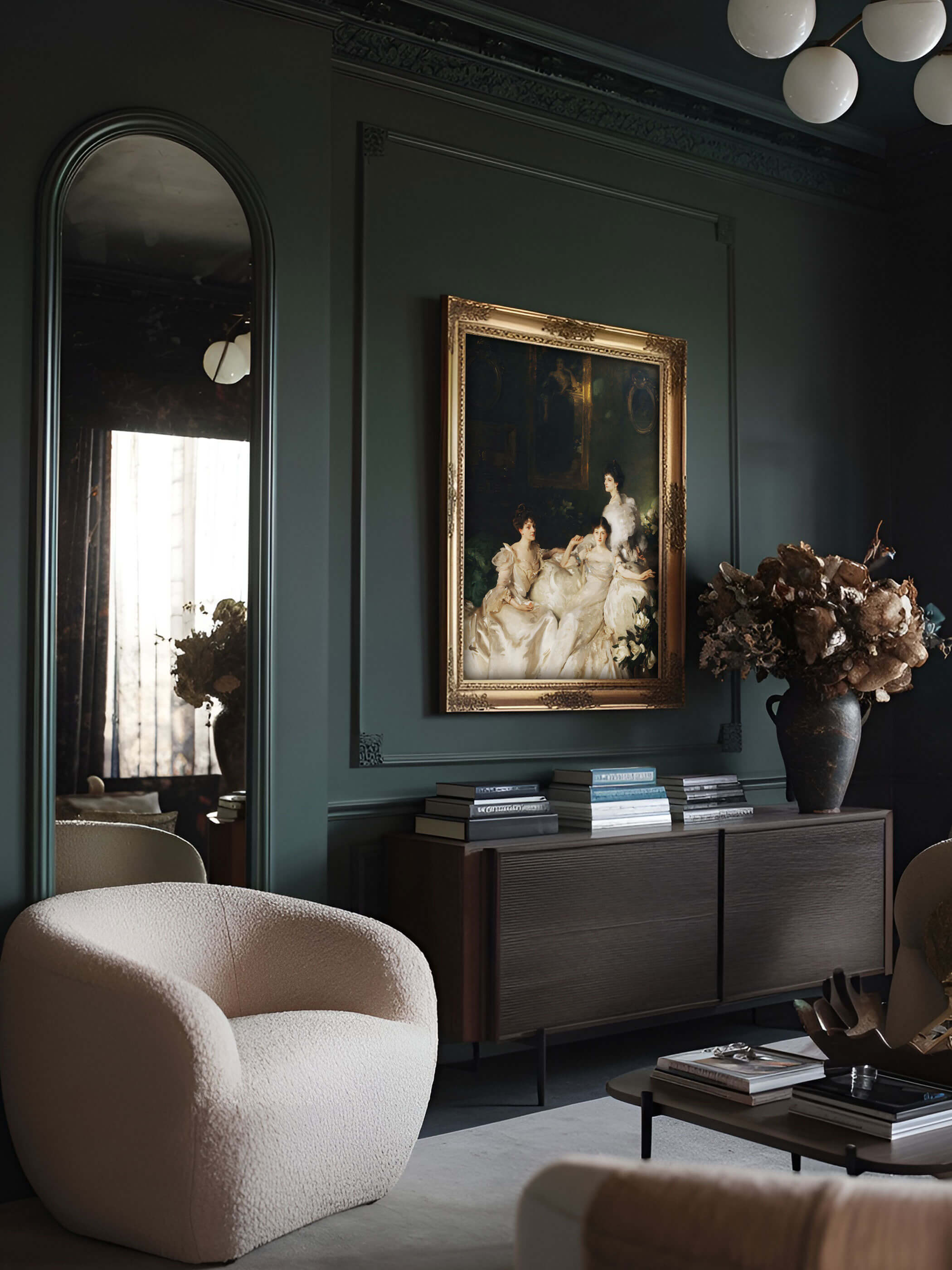 Moody Wohnzimmer mit viktorianischem Kunstdruck 'The Wyndham Sisters' in einem goldenen Rahmen, dekoriert mit dunklen Wänden und Vintage-Elementen.