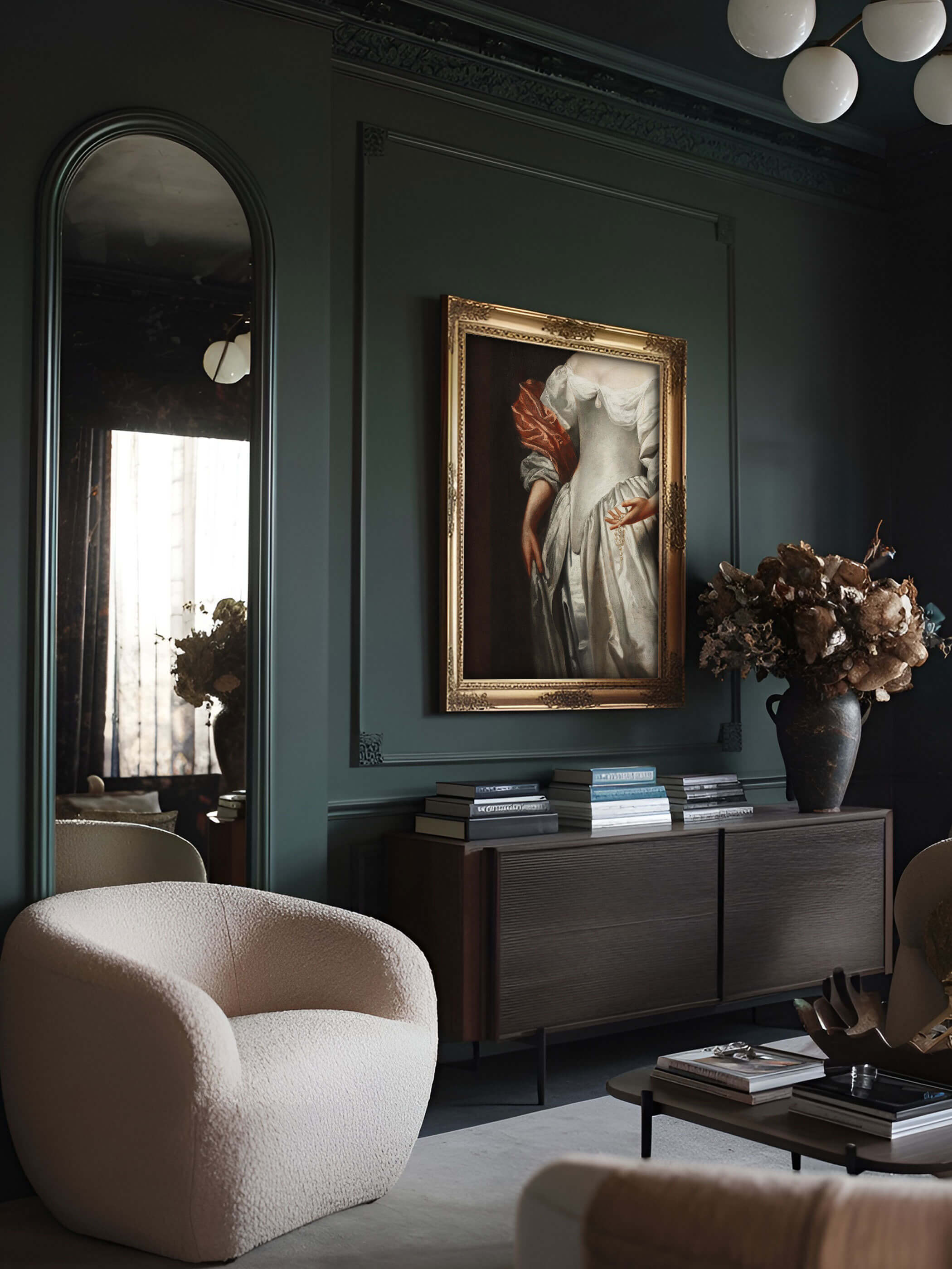 Barocker Kunstdruck im moody Wohnzimmer, eingerahmt in Gold und dekoriert mit Vintage-Elementen und einer gemütlichen Leseecke.