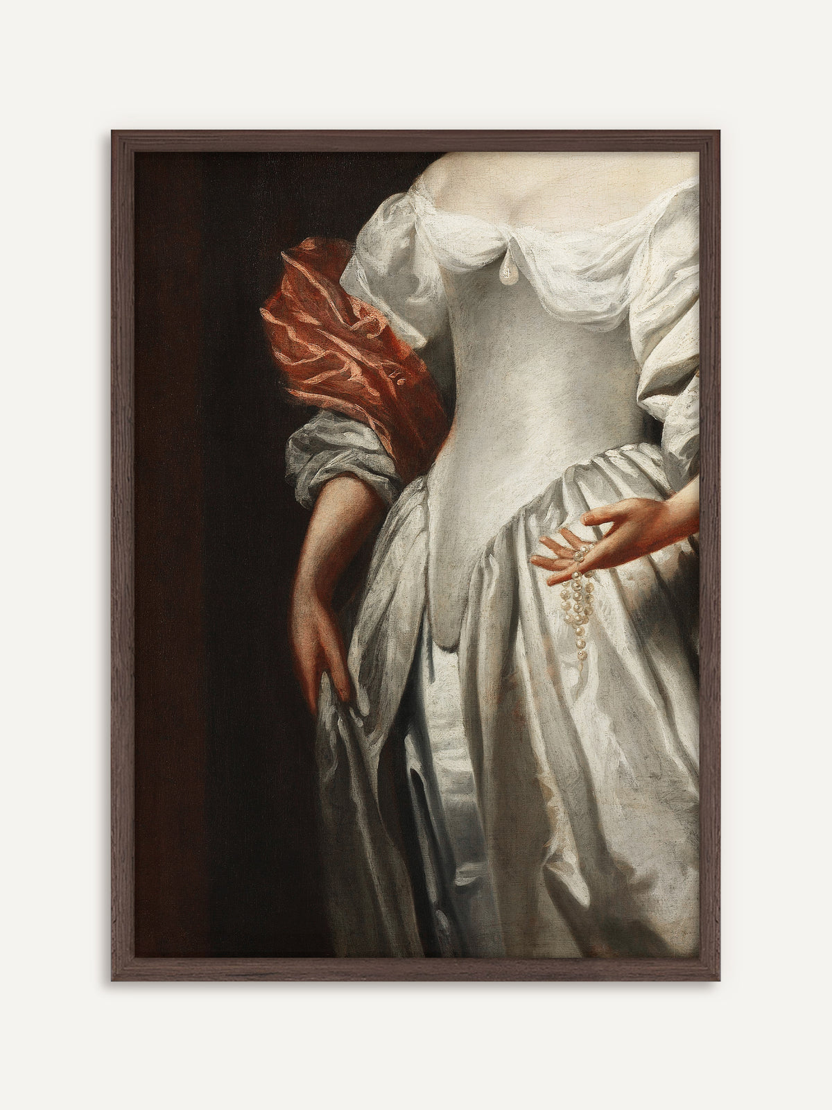 Wandbild, das eine Frau in einem schimmernden weißen Seidenkleid zeigt, die mit einem roten Tuch über dem Arm vor dunklem Hintergrund eine Perlenkette durch die Finger gleiten lässt. Der Rahmen aus dunklem Holz verstärkt die Dark-Academia-Stimmung dieses gerahmten Posters. #Rahmen_Dunkles Holz