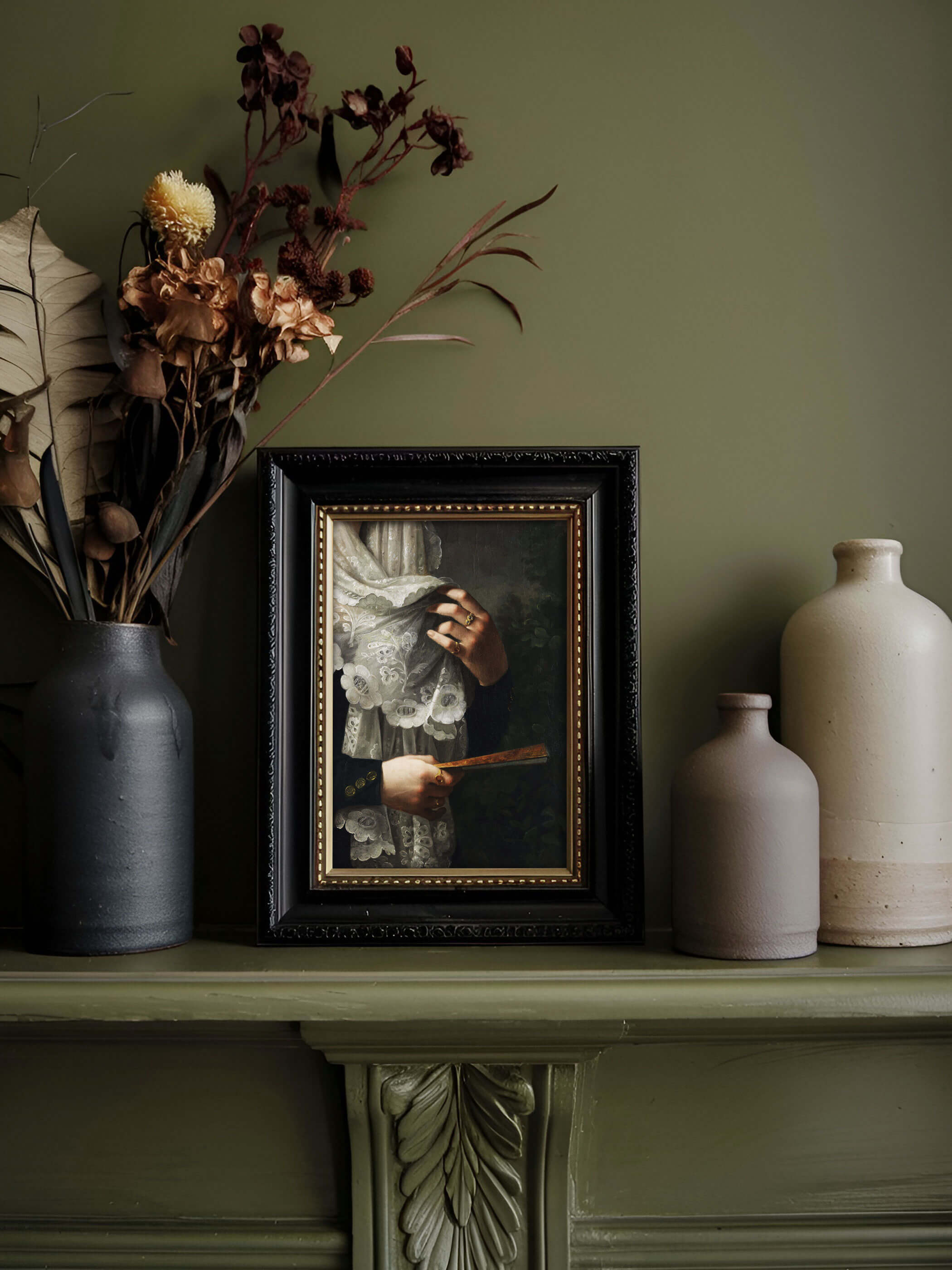 Moody Dark Academia Kunstdruck mit viktorianischen Details, dekoriert in einer Vintage-Umgebung mit grünen Akzenten.
