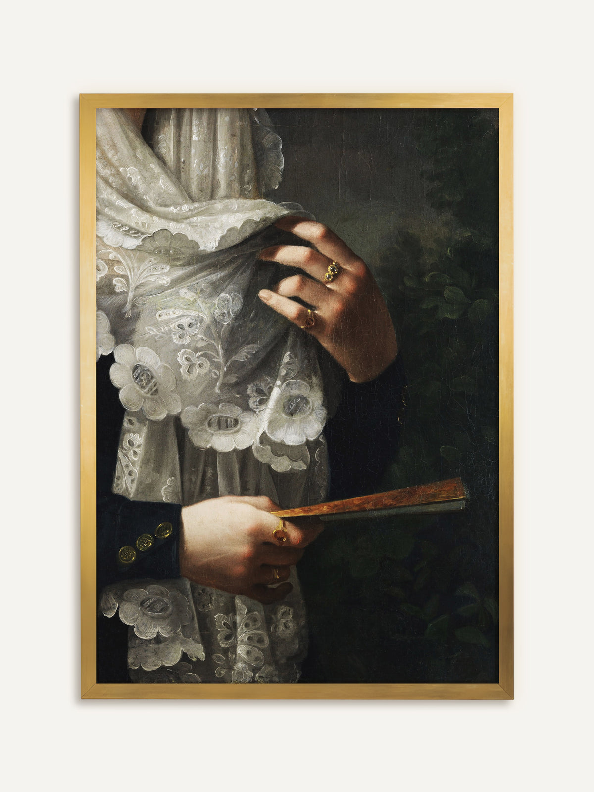 Kunstdruck mit zwei beringten Frauenhänden, die einen weißen Spitzenschal und einen Fächer vor tiefgrünem Grund halten. Der goldene Rahmen bringt den Schmuck zum Leuchten und betont die barocke Eleganz. #Rahmen_Gold