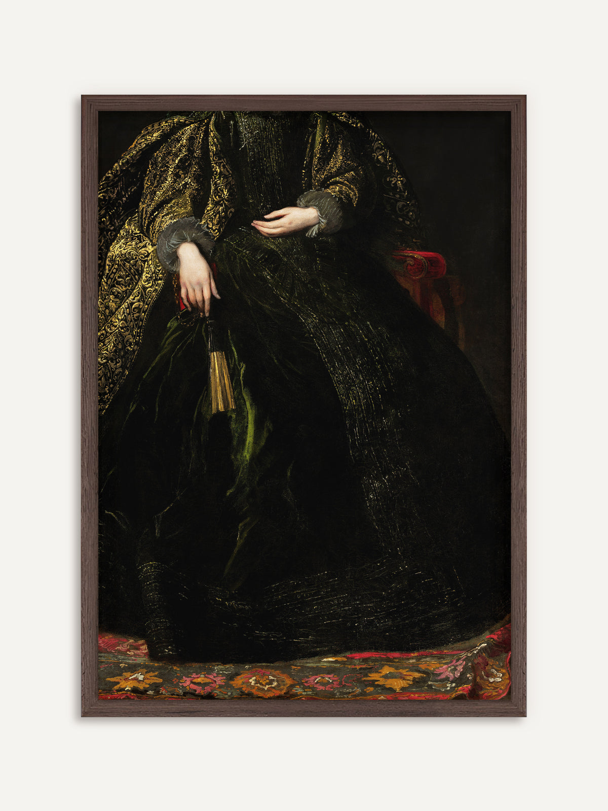 Poster mit einer sitzenden Dame im moosgrünen Samtkleid mit glänzend besticktem Umhang, die über einem gemusterten Teppich einen Fächer in der Hand hält. Der Rahmen aus dunklem Holz vertieft die Dark-Academia-Stimmung der satten Farben. #Rahmen_Dunkles Holz