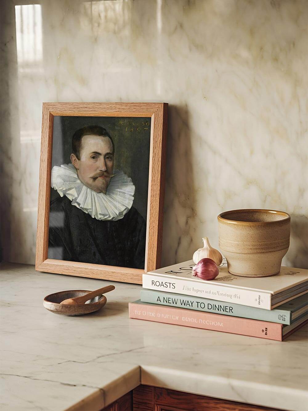 Der Barock-Kunstdruck lehnt gerahmt an einer Küchenwand aus Marmor, flankiert von Kochbüchern und Keramik. Die klassische Darstellung bringt historische Eleganz in moderne Räume.