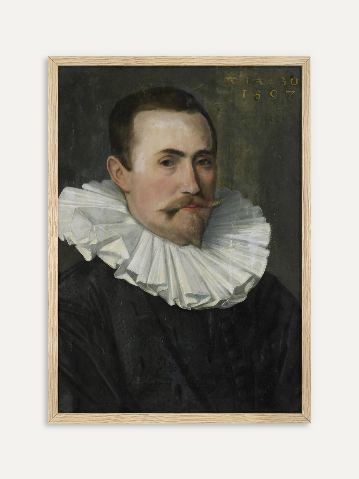 Kunstdruck, der einen Mann mit kurzem braunem Haar, gezwirbeltem Schnurrbart und breiter weißer Halskrause in schwarzem Wams zeigt, oben rechts eine goldene Inschrift mit der Jahreszahl 1597. Im Rahmen aus hellem Holz wirkt das Renaissance-Porträt ruhig und hell. #Rahmen_Helles Holz