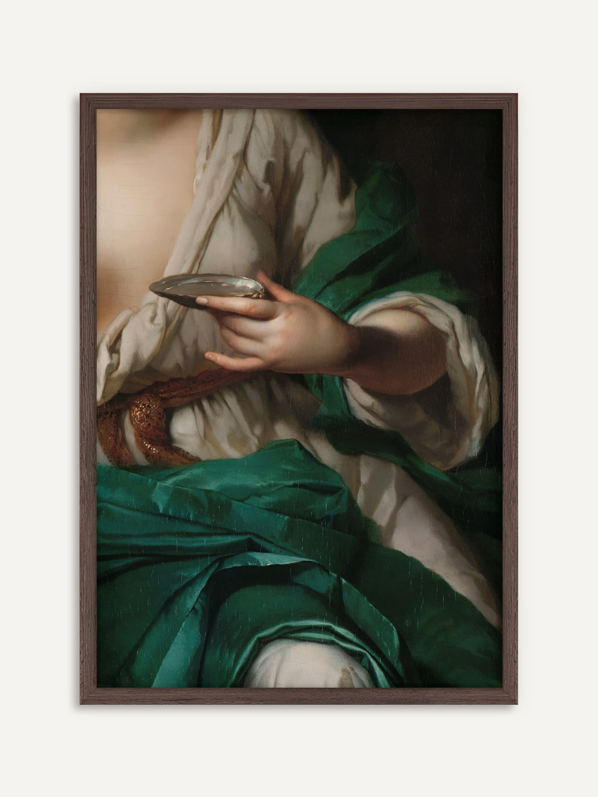 Poster, das eine Frauenhand mit einer schimmernden Muschelschale zeigt, umhüllt von weißer Seide und einem smaragdgrünen Seidentuch, dazu ein goldbestickter Gürtel. Der Rahmen aus dunklem Holz vertieft das Smaragdgrün und gibt dem Motiv eine moody Note. #Rahmen_Dunkles Holz