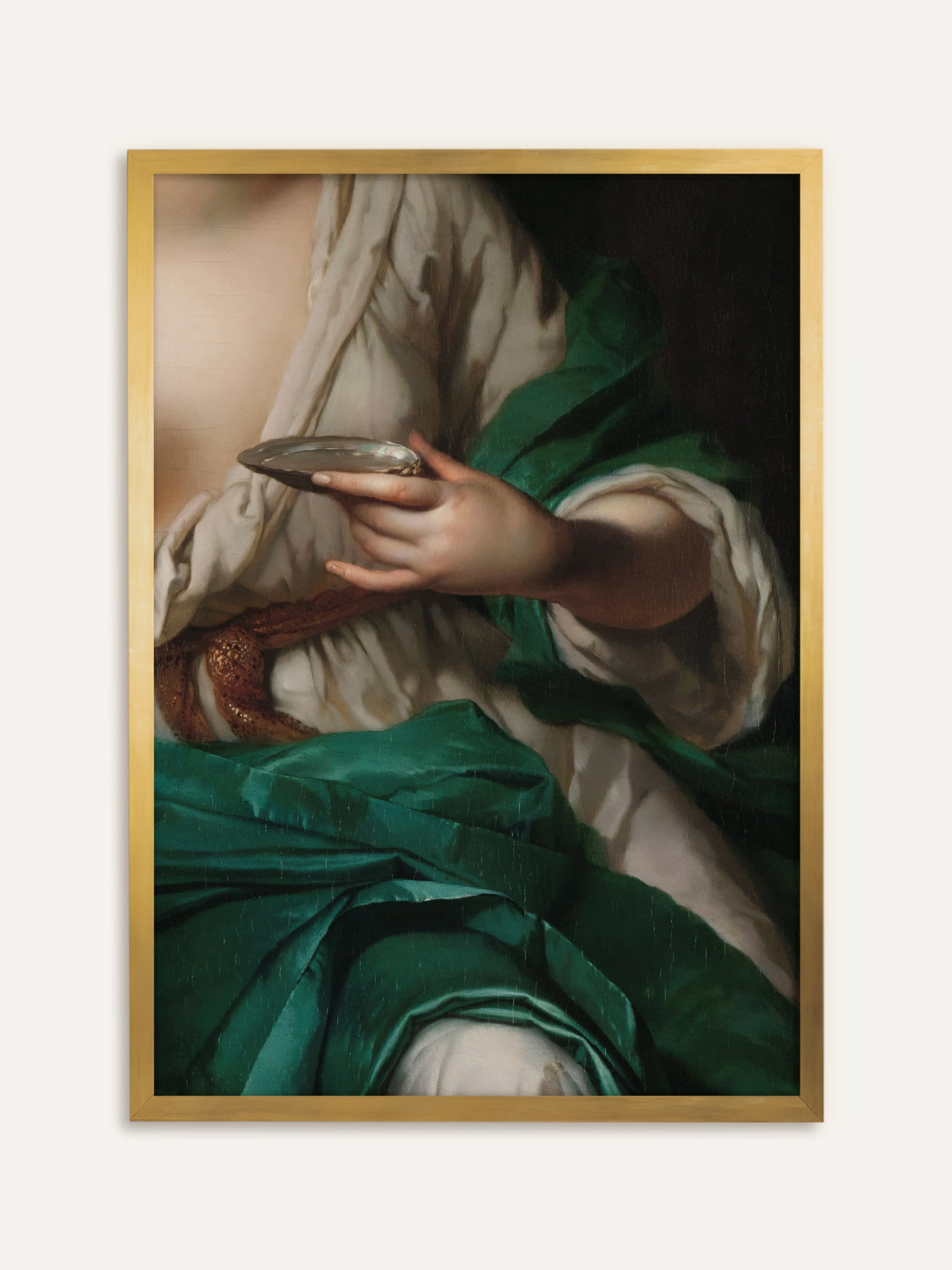 Wandbild, das eine Frauenhand mit einer schimmernden Muschelschale zeigt, umhüllt von weißer Seide und einem smaragdgrünen Seidentuch, dazu ein goldbestickter Gürtel. Im goldenen Rahmen nimmt das Bild den Goldgürtel auf und wirkt wie ein antikes Gemälde. #Rahmen_Gold