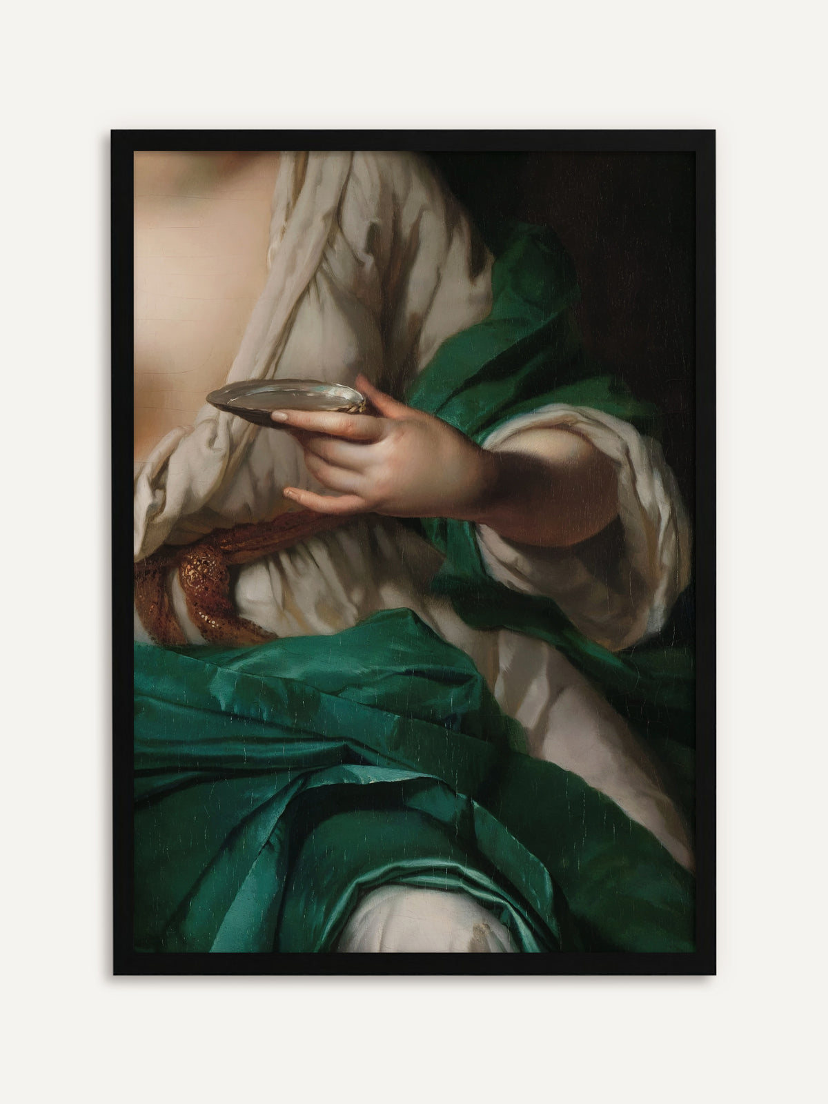 Gerahmtes Poster, das eine Frauenhand mit einer schimmernden Muschelschale zeigt, umhüllt von weißer Seide und einem smaragdgrünen Seidentuch, dazu ein goldbestickter Gürtel. Mit schwarzem Rahmen leuchtet das Grün, und das Vintage-Motiv wirkt klar und modern. #Rahmen_Schwarz