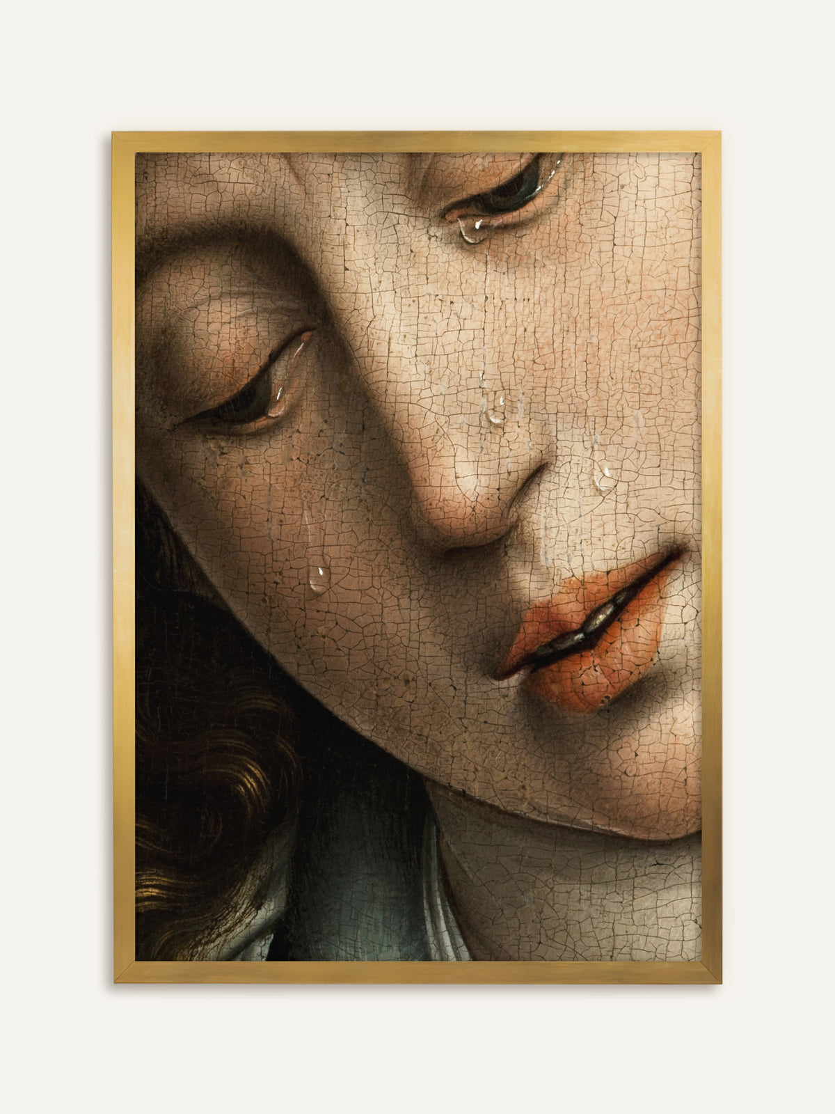 Wandbild, das das Gesicht einer weinenden Frau in Nahaufnahme zeigt, mit gesenkten Lidern, glänzenden Tränen auf den Wangen und orangeroten Lippen, die Oberfläche von feinen Rissen durchzogen. Im goldenen Rahmen wirkt das Bild wie ein Ausschnitt aus einem antiken Altarbild. #Rahmen_Gold