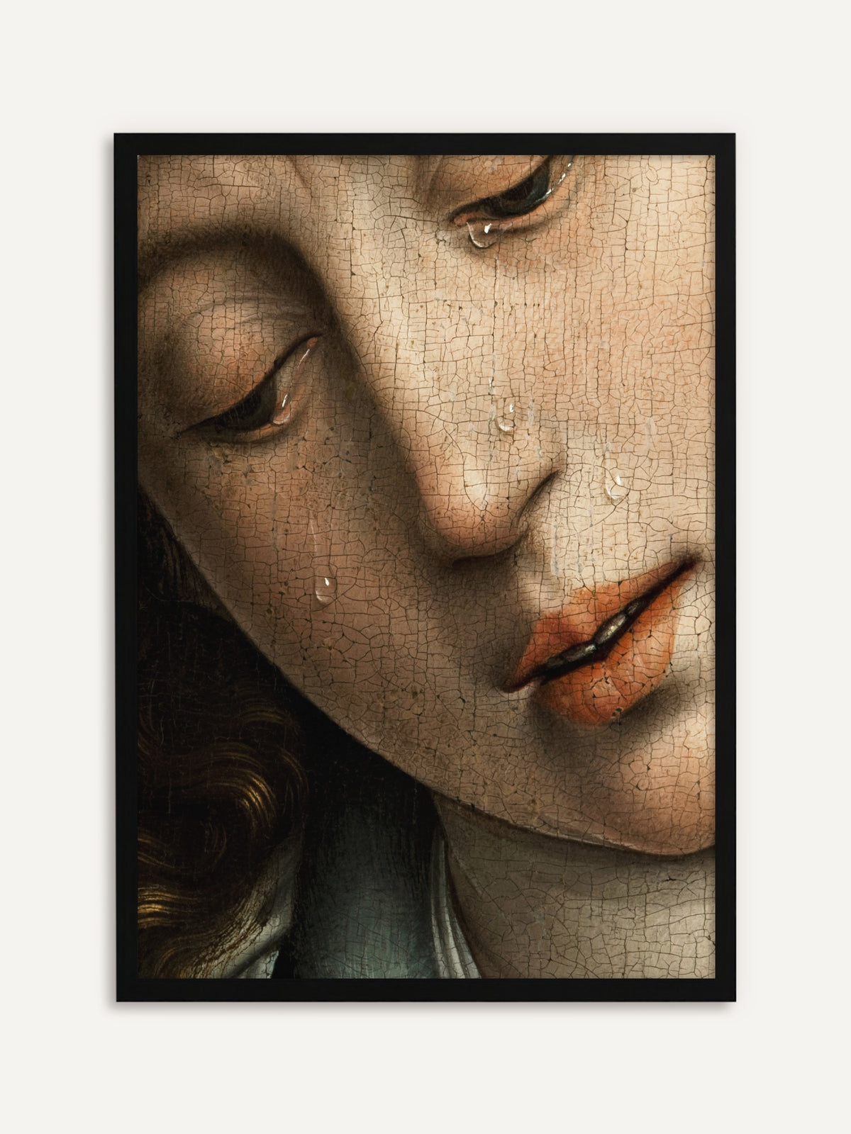Gerahmtes Poster, das das Gesicht einer weinenden Frau in Nahaufnahme zeigt, mit gesenkten Lidern, glänzenden Tränen auf den Wangen und orangeroten Lippen, die Oberfläche von feinen Rissen durchzogen. Mit schwarzem Rahmen wird das moody Motiv klar und eindringlich. #Rahmen_Schwarz