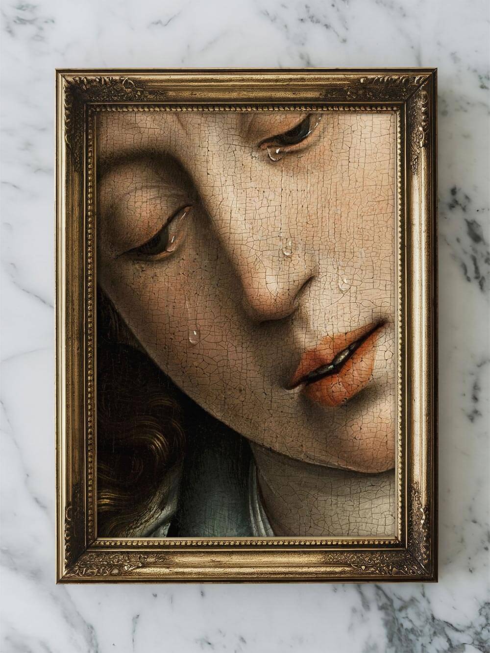 Nahaufnahme des Renaissance-Porträts in goldverziertem Rahmen auf Marmoroberfläche. Die subtile Craquelé-Struktur betont den historischen Charakter und edlen Stil des Kunstdrucks.