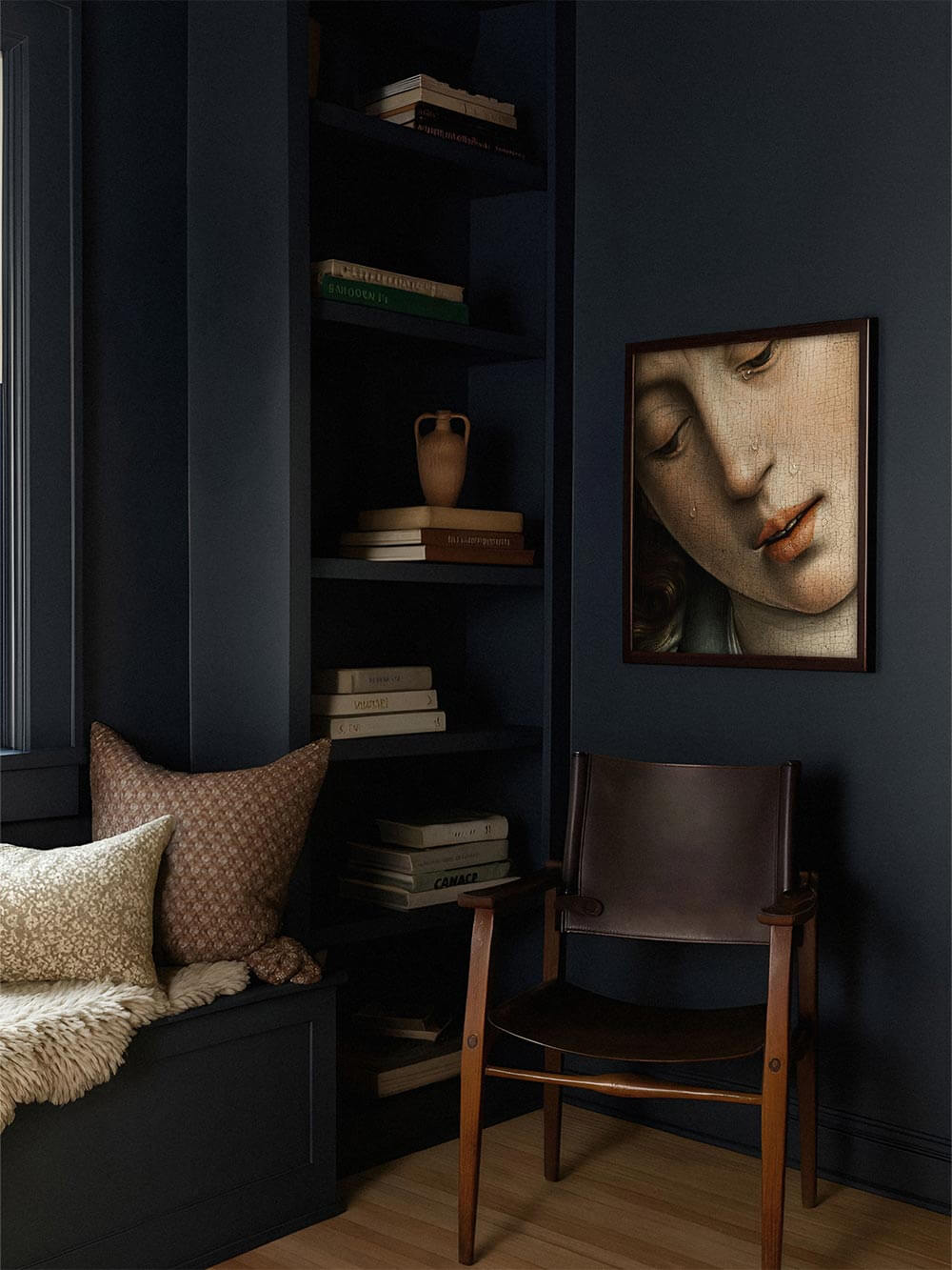 Renaissance-Porträt-Kunstdruck einer weinenden Frau in dunklem Holzrahmen an tiefblauer Wand. Die sanfte Beleuchtung und der melancholische Ausdruck schaffen eine ruhige, kontemplative Atmosphäre.