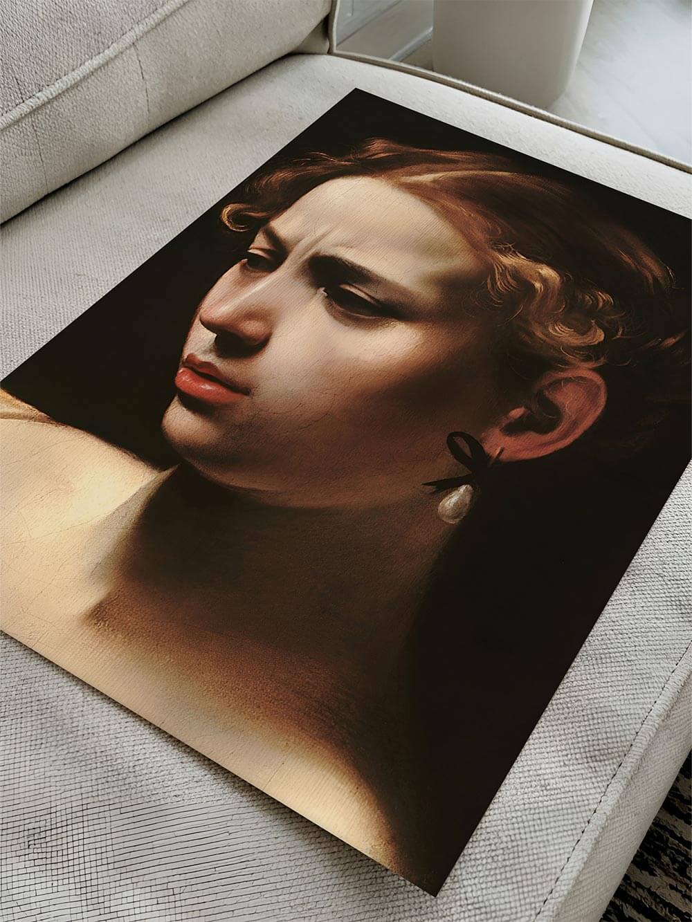 Barockes Porträt einer Frau mit goldbraunem Haar und melancholischem Blick, liegend auf einem hellen Stoffsofa arrangiert. Stilvolles Wandbild für Interior im klassischen oder Dark Academia Stil.