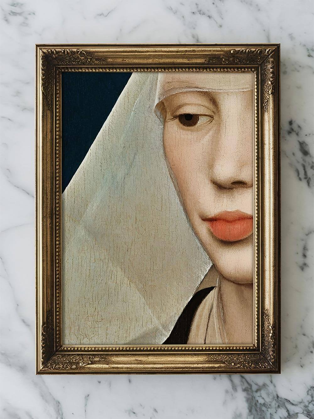 Ausschnitt eines Renaissance-Porträts zeigt Lippen und Schleier einer Frau in einem goldenen Rahmen auf Marmoroberfläche. Eleganter Kunstdruck in sanften Beige- und Blautönen, ideal für klassische oder moderne Interieurs.