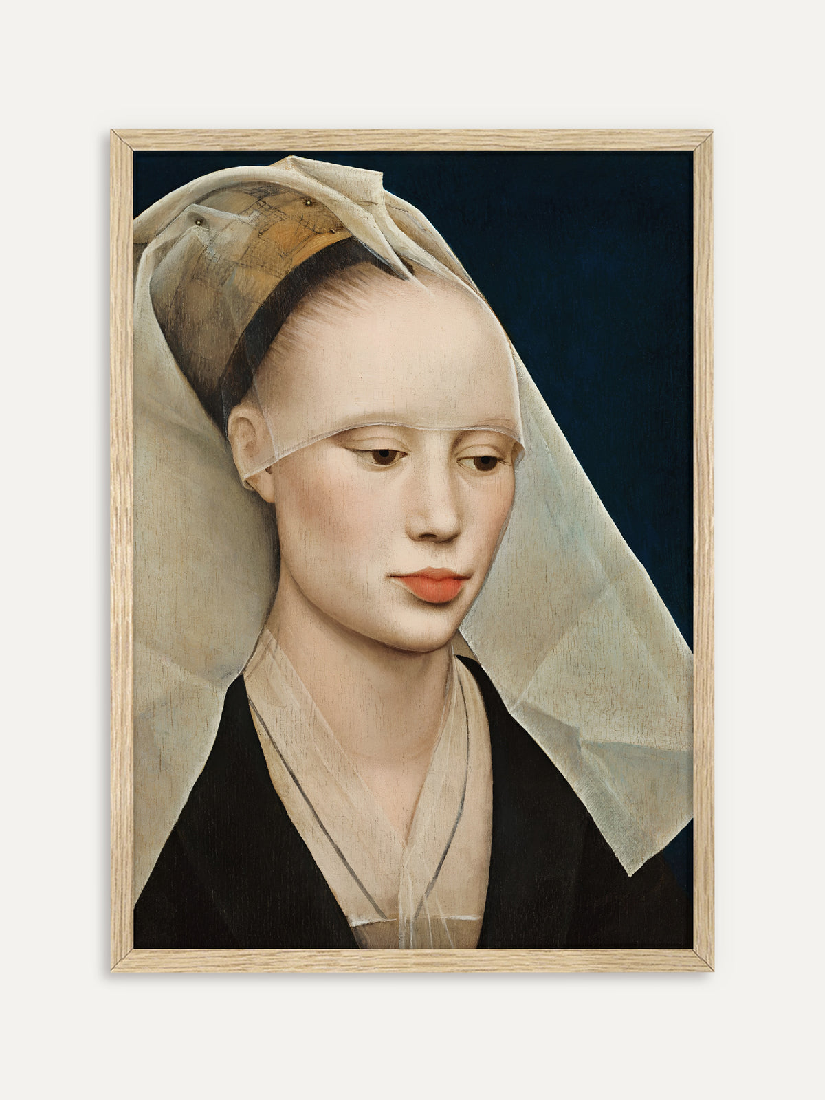 Kunstdruck, der eine junge Frau mit gesenktem Blick zeigt, die einen transparenten weißen Schleier über einer goldbraunen Haube trägt, dazu ein schwarzes Kleid mit zartem Brusttuch vor nachtblauem Grund. Im Rahmen aus hellem Holz wirkt das Renaissance-Porträt hell und ruhig. #Rahmen_Helles Holz