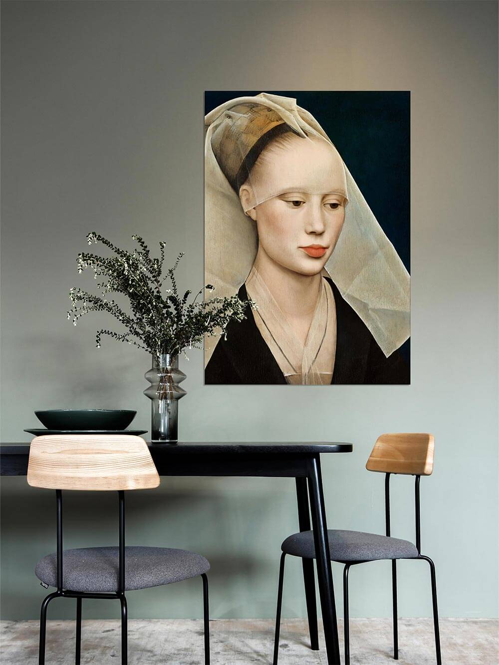 Großformatiger Renaissance-Kunstdruck einer Frau mit Schleier hängt über einem modernen Esstisch mit minimalistischer Dekoration. Harmonischer Stil-Mix aus klassischer Kunst und zeitgenössischem Interieur.